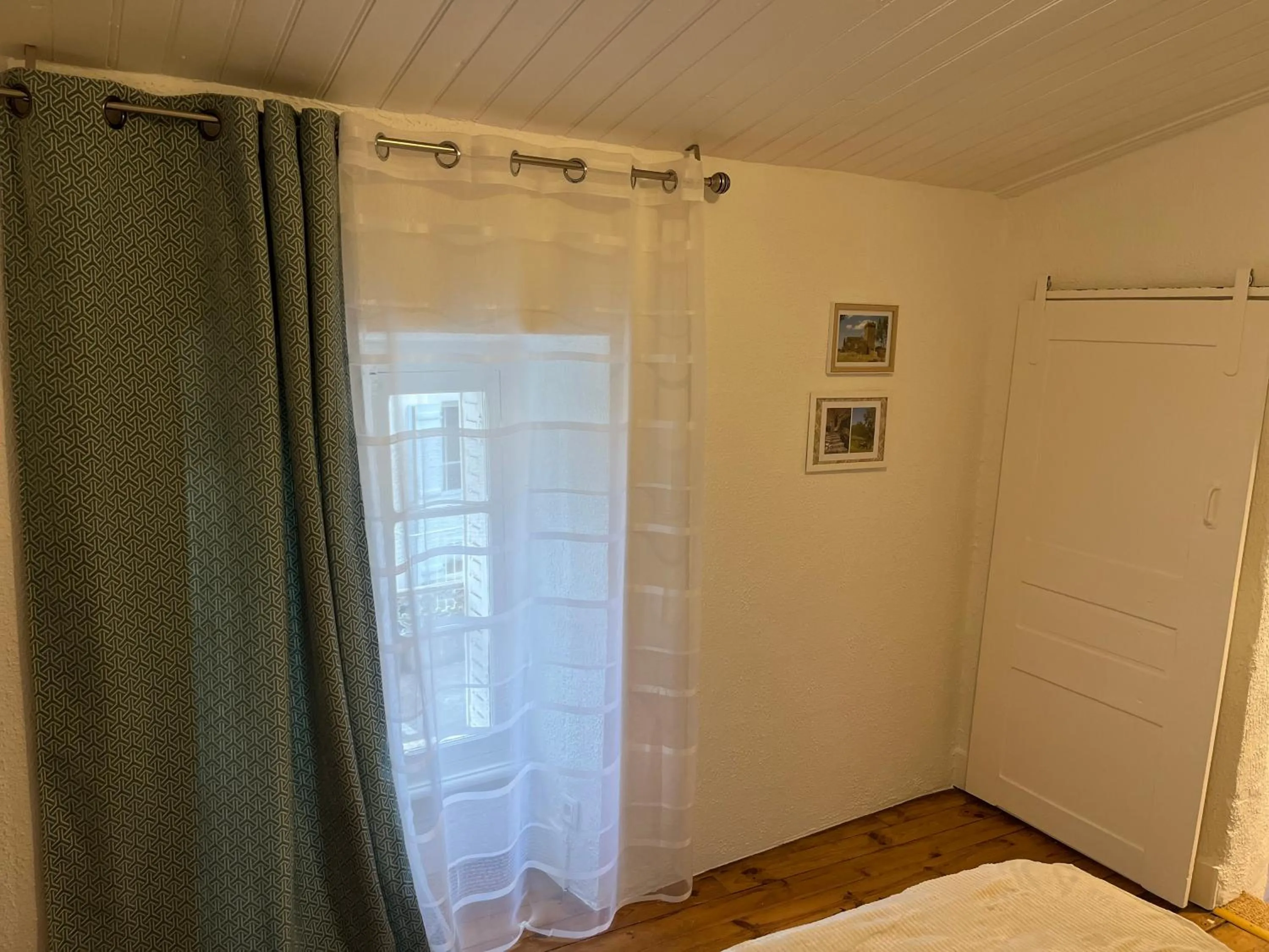 Photo of the whole room, Bed in la Cour Carrée