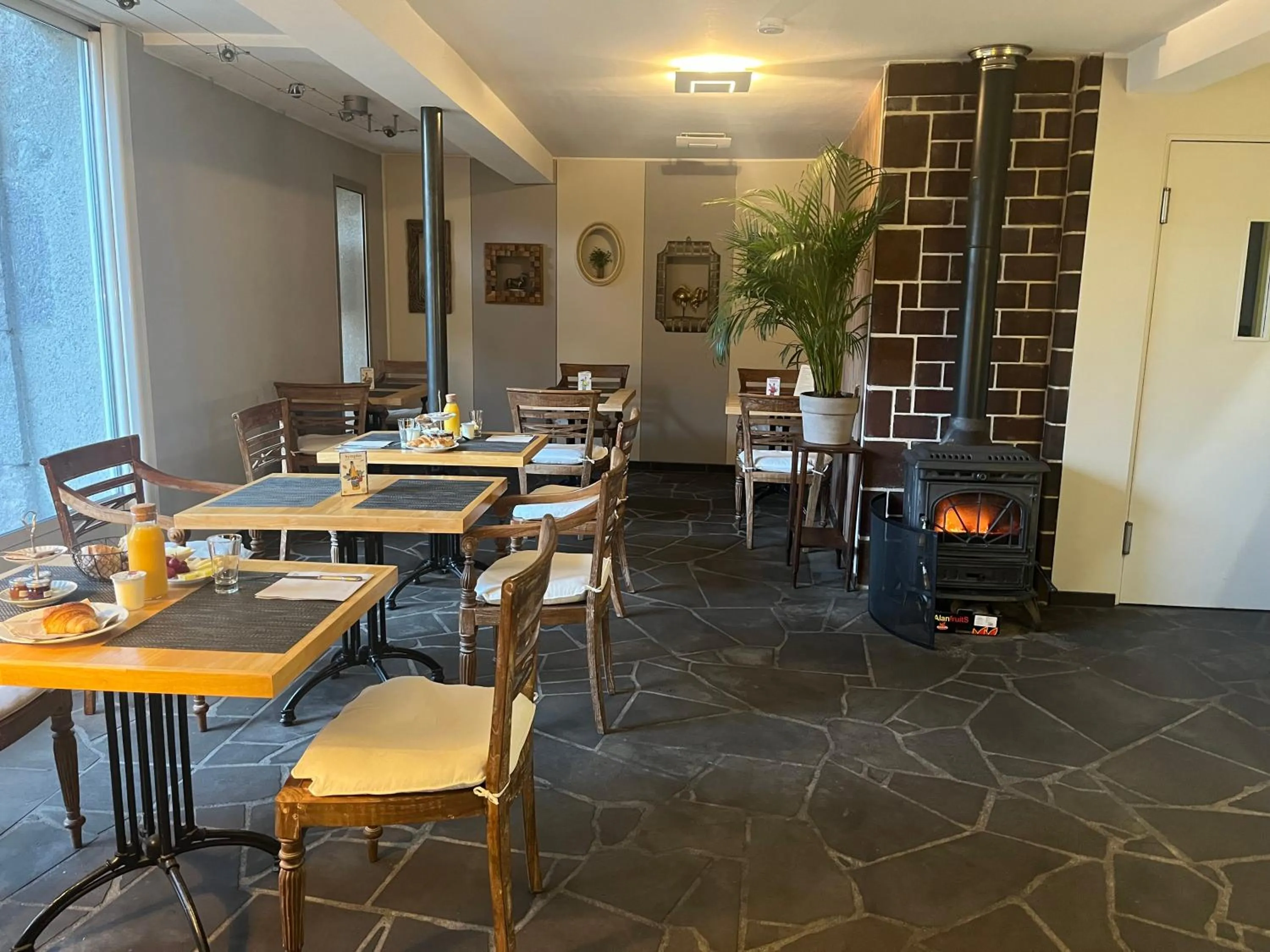 Restaurant/places to eat in la Cour Carrée