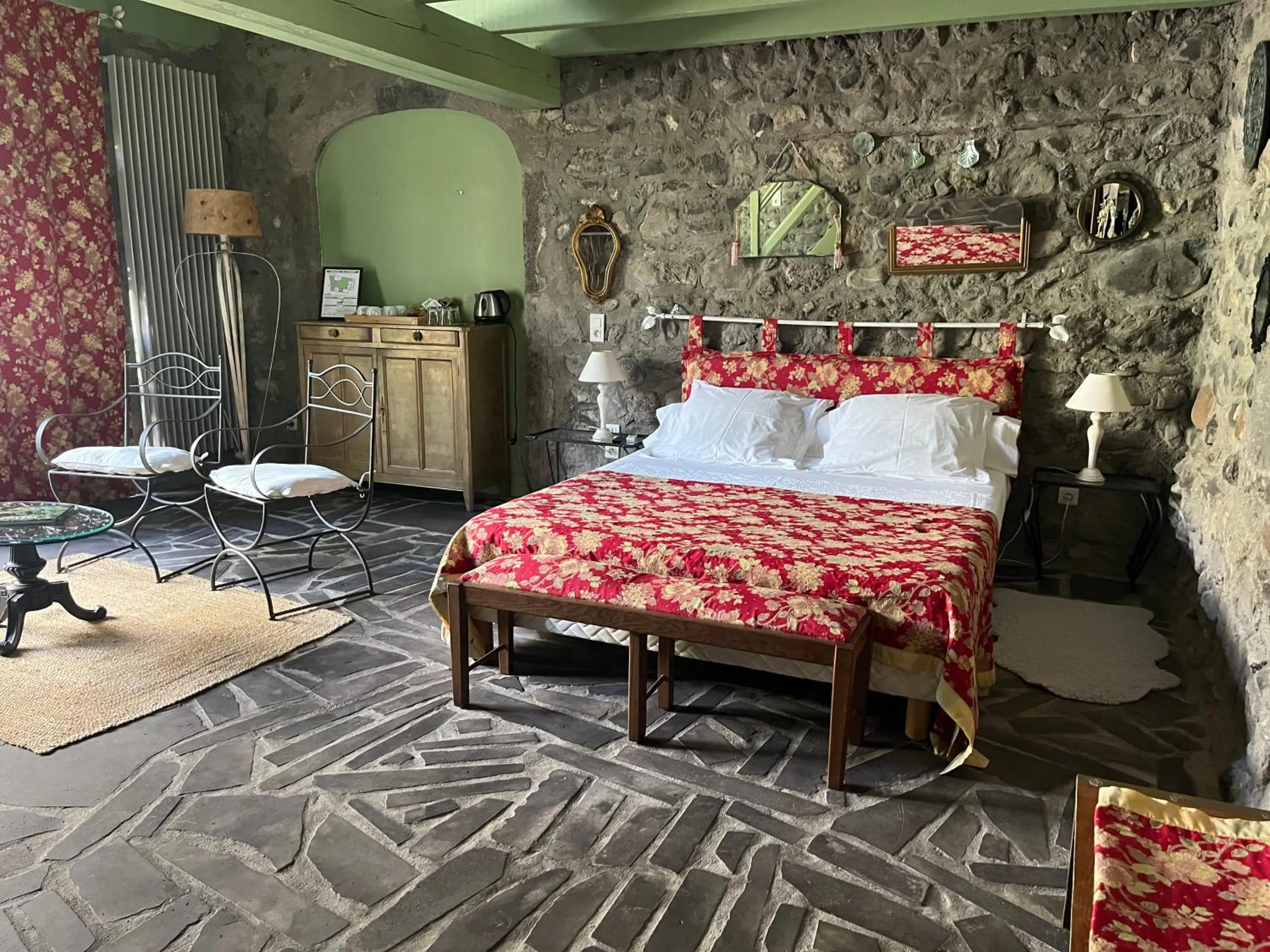 Photo of the whole room, Bed in la Cour Carrée