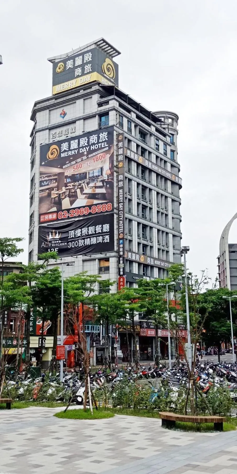 Property building in Merryday Hotel Banqiao