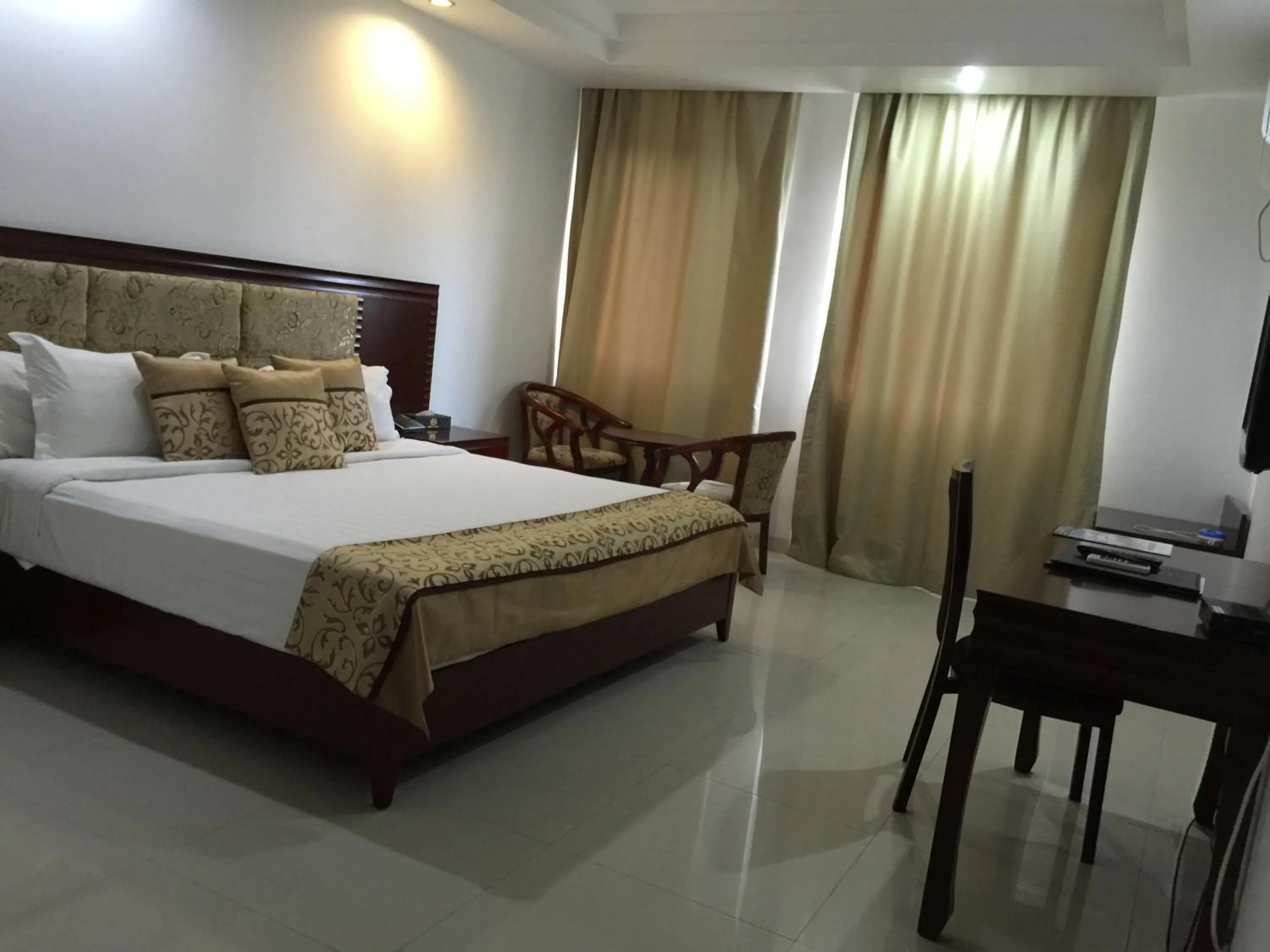 Bedroom, Bed in Emerald Hotel & Restaurant