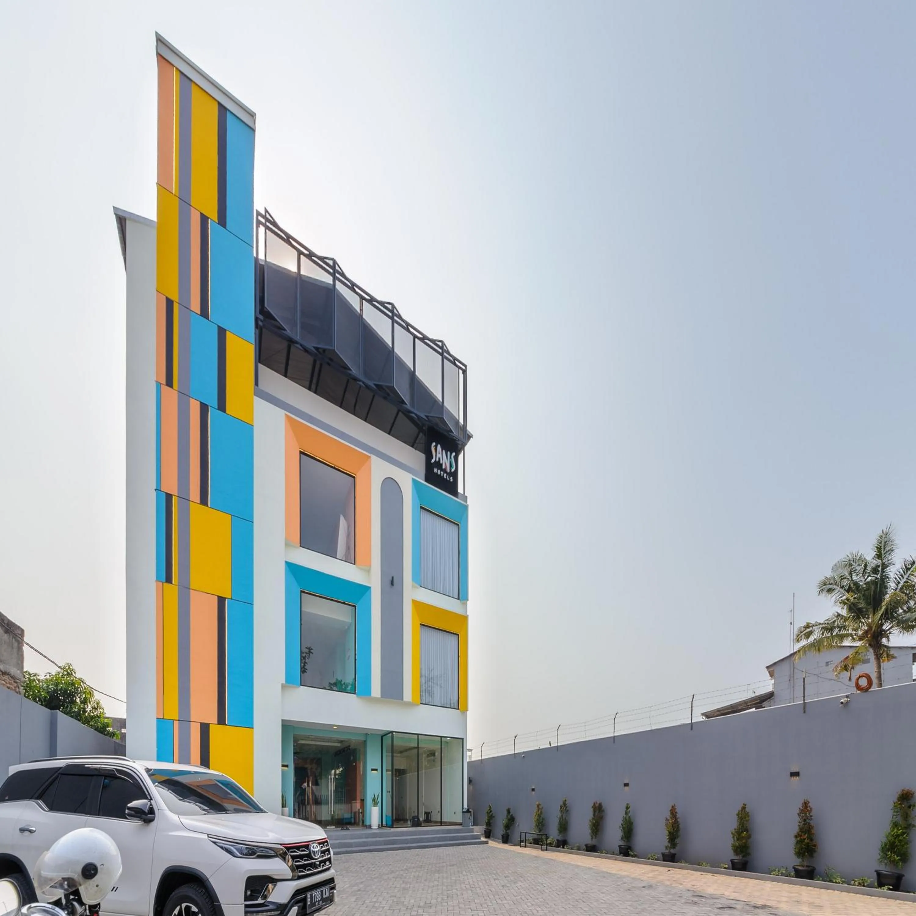 Facade/entrance in Sans Hotel Kedoya