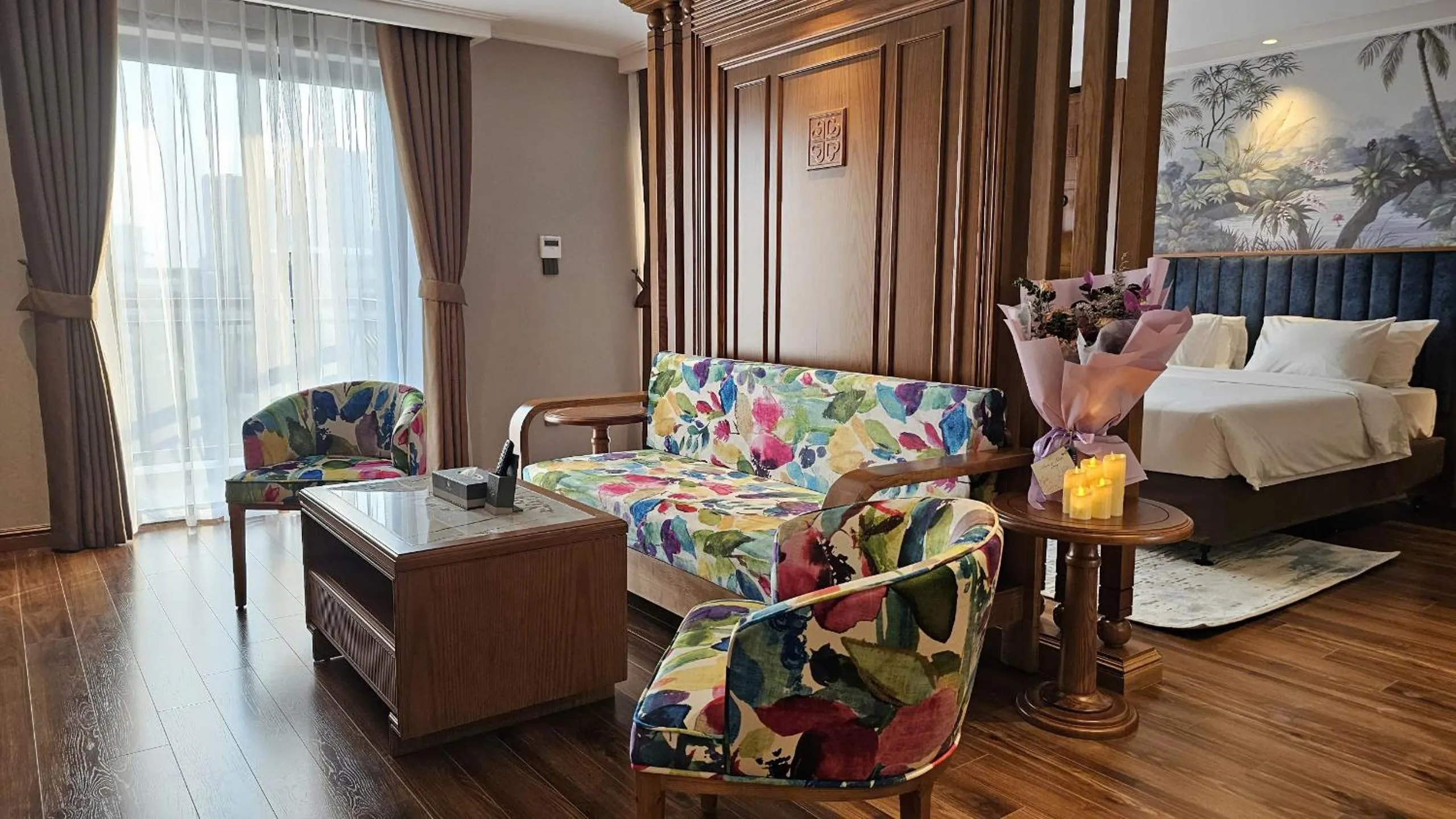 Living room, Bed in Royal Phoenix Hotel Bac Ninh