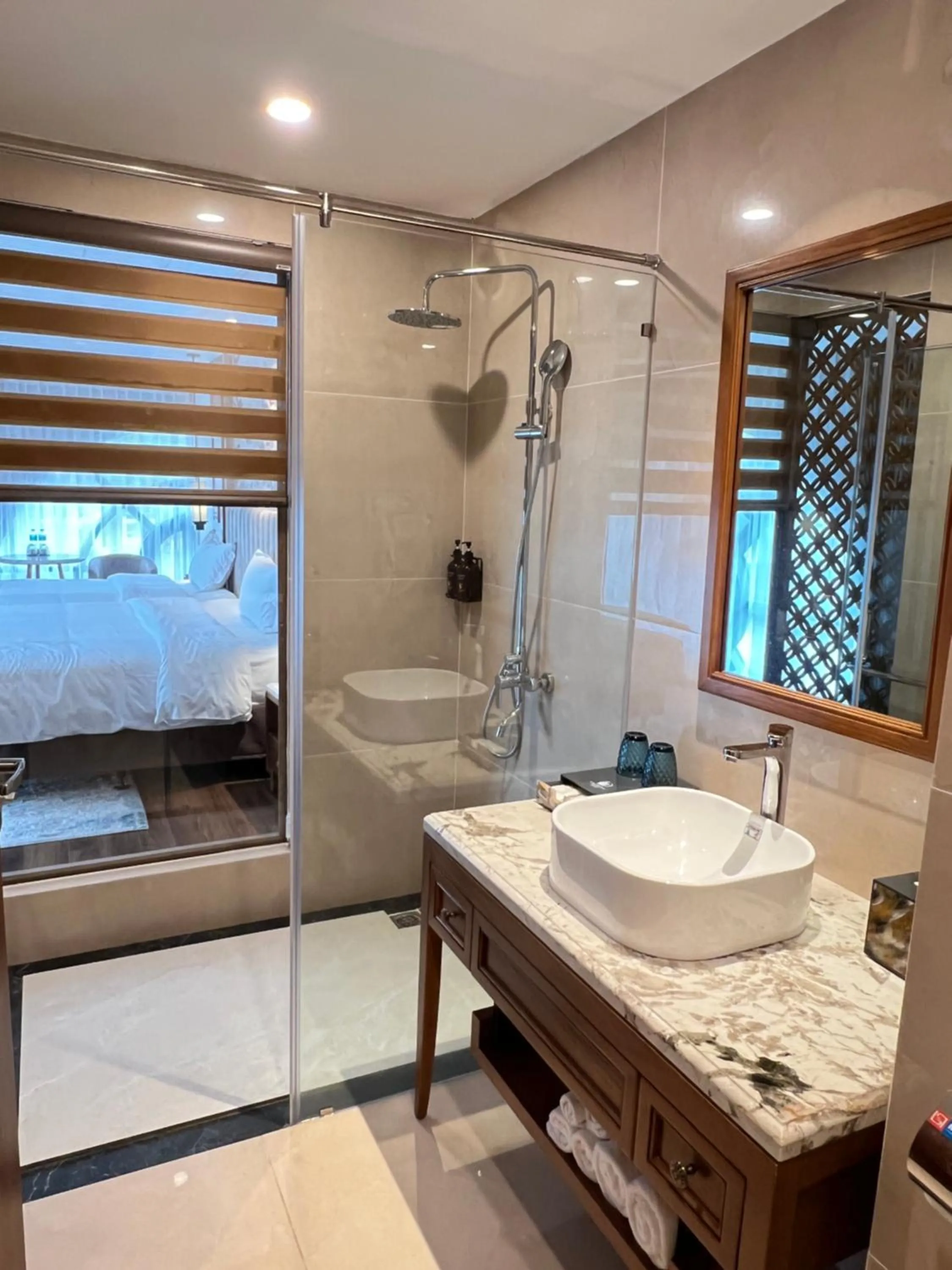 Toilet in Royal Phoenix Hotel Bac Ninh