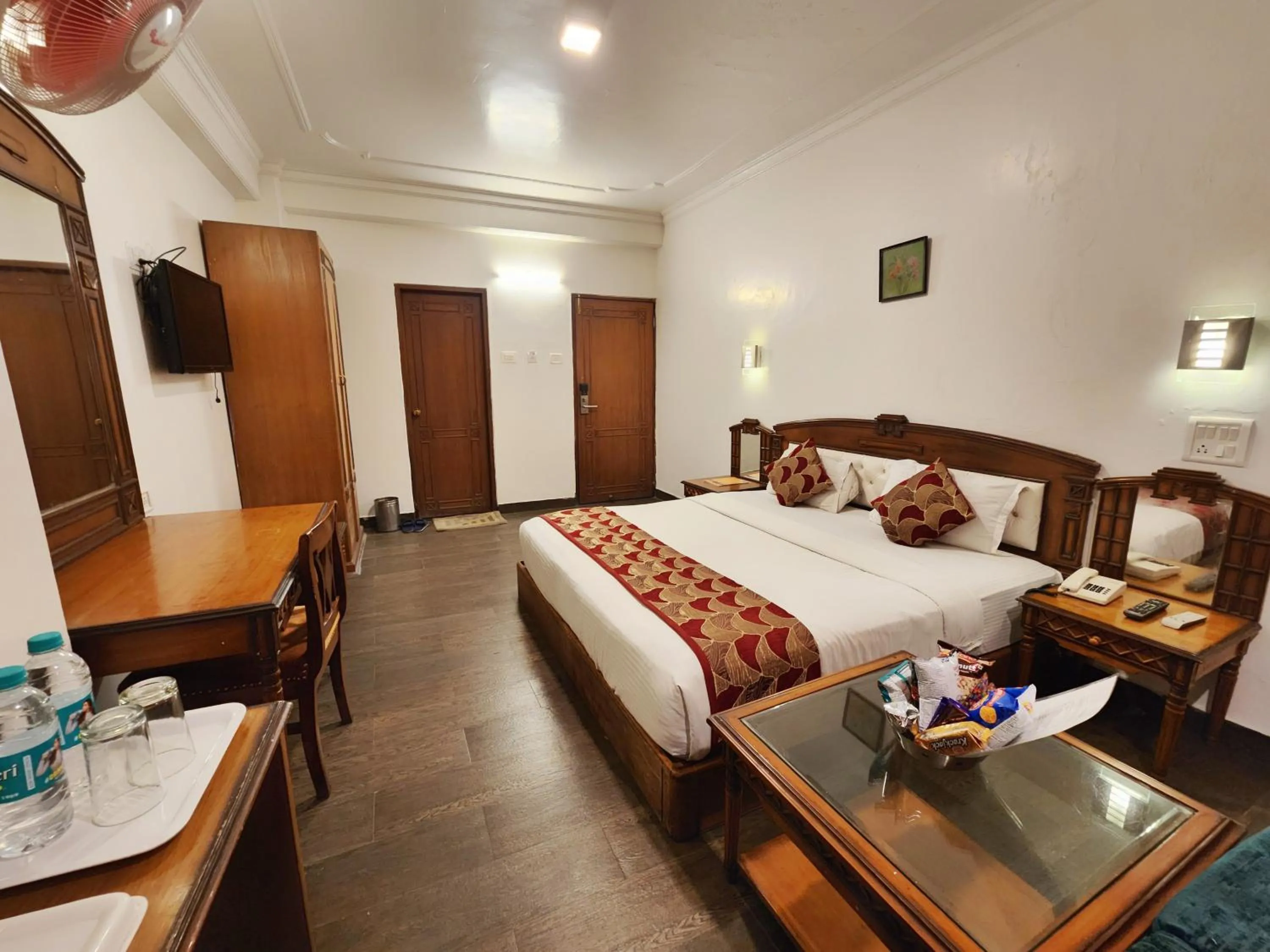 TV and multimedia, Bed in Hotel Surya Shimla