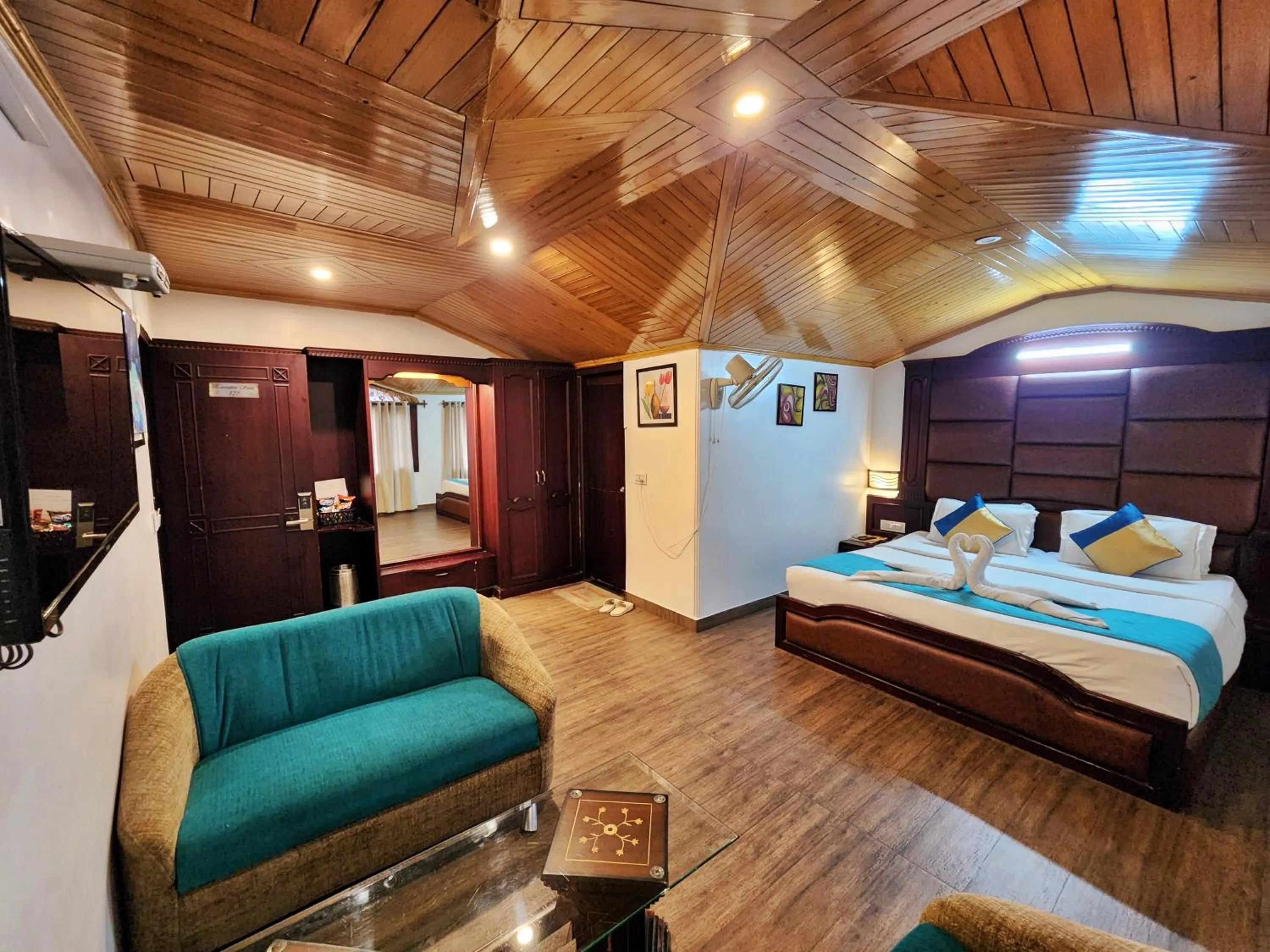 TV and multimedia, Bed in Hotel Surya Shimla