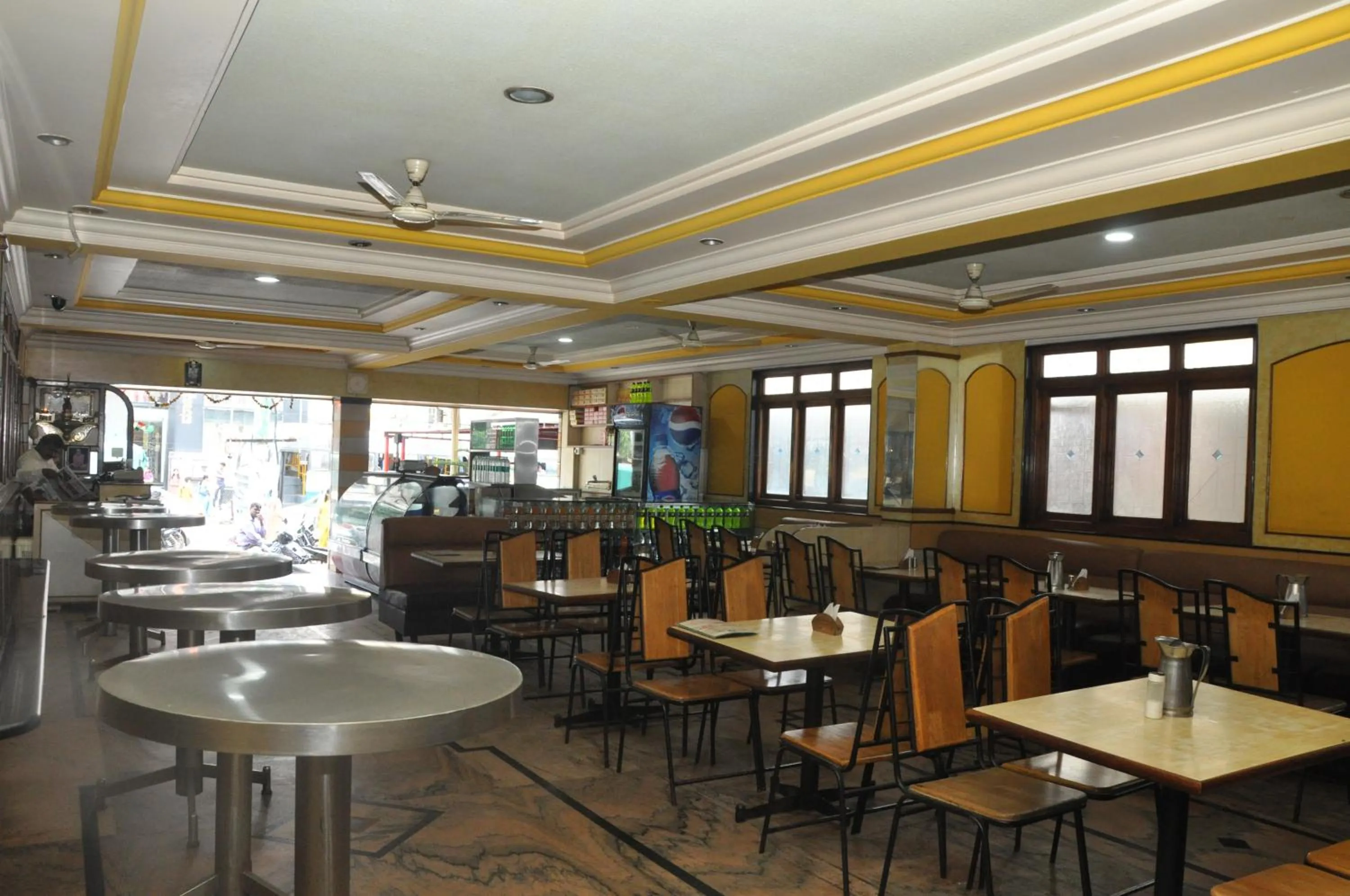 Restaurant/places to eat in Hotel Gangothri