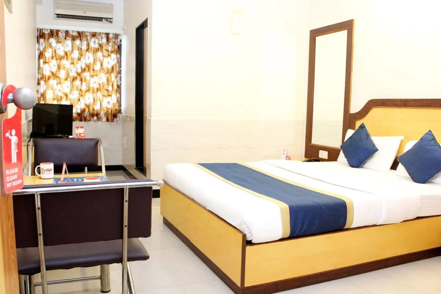 Bed in Hotel Gangothri