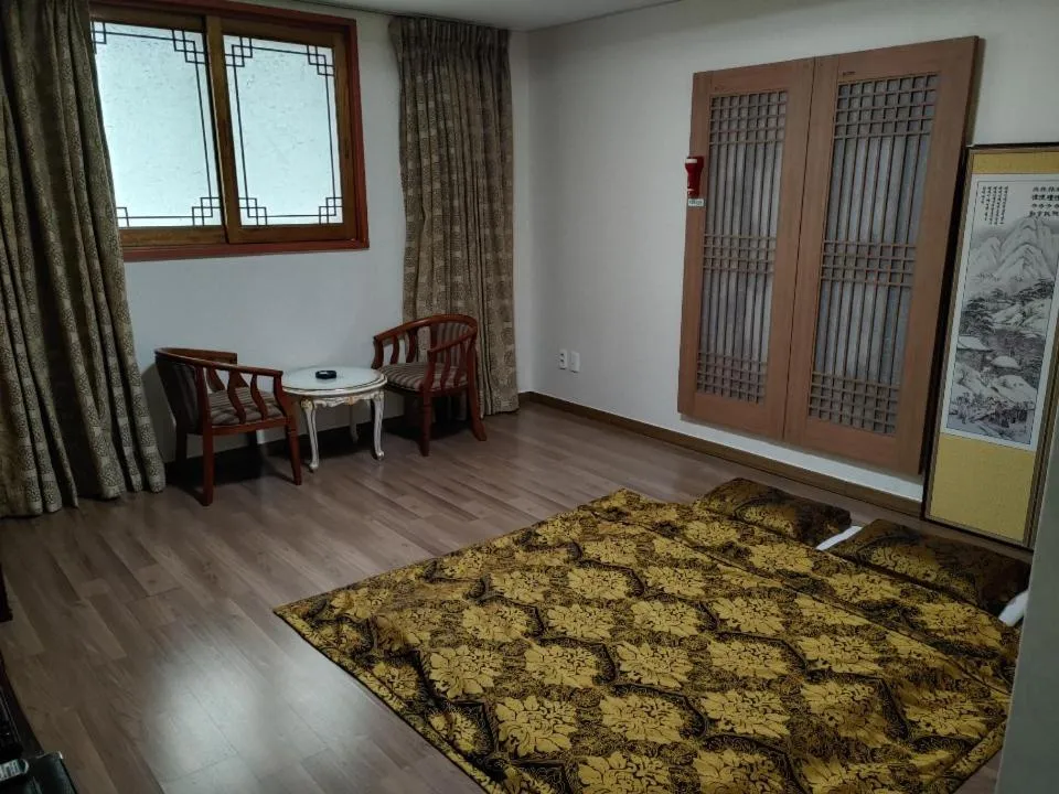 Bedroom in Metro Pol Tourist Hotel