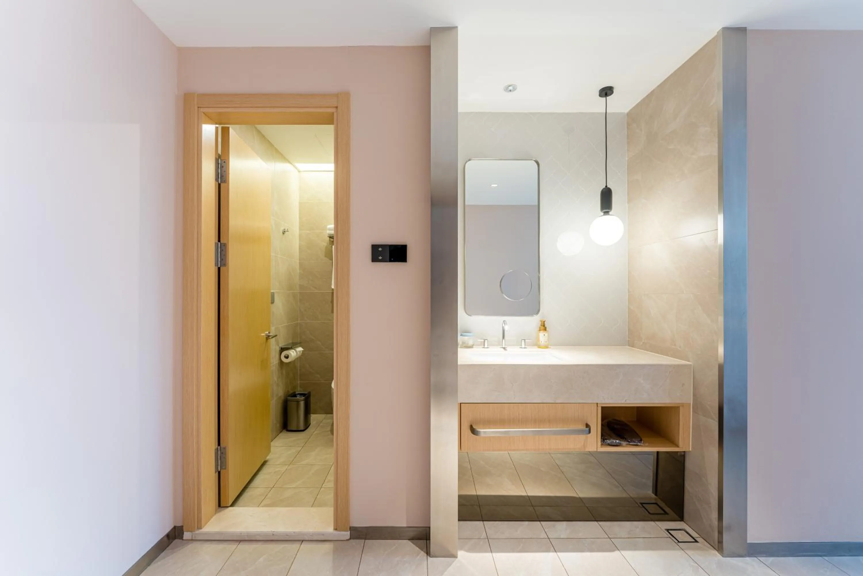 Toilet in Crystal Hotel Shanghai North Sichuan Road on the Bund