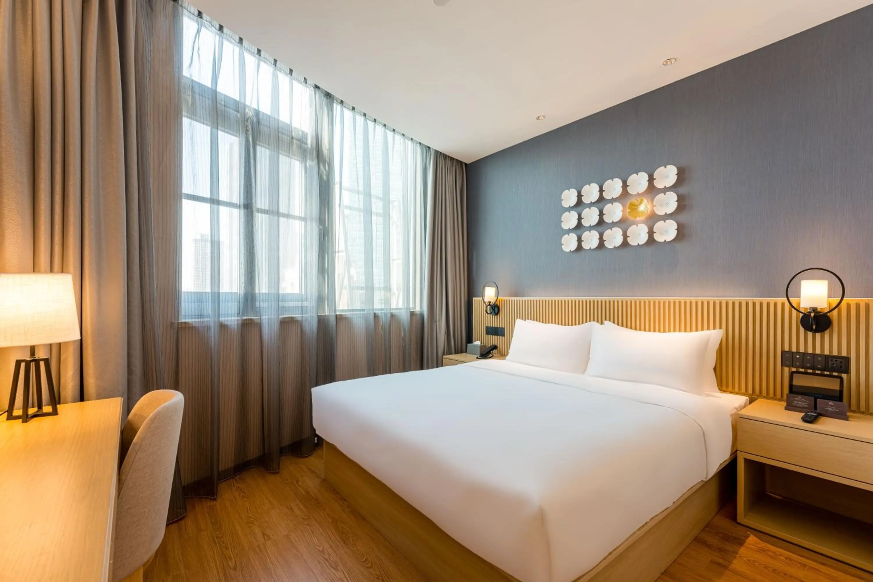 Bedroom, Bed in Crystal Hotel Shanghai North Sichuan Road on the Bund