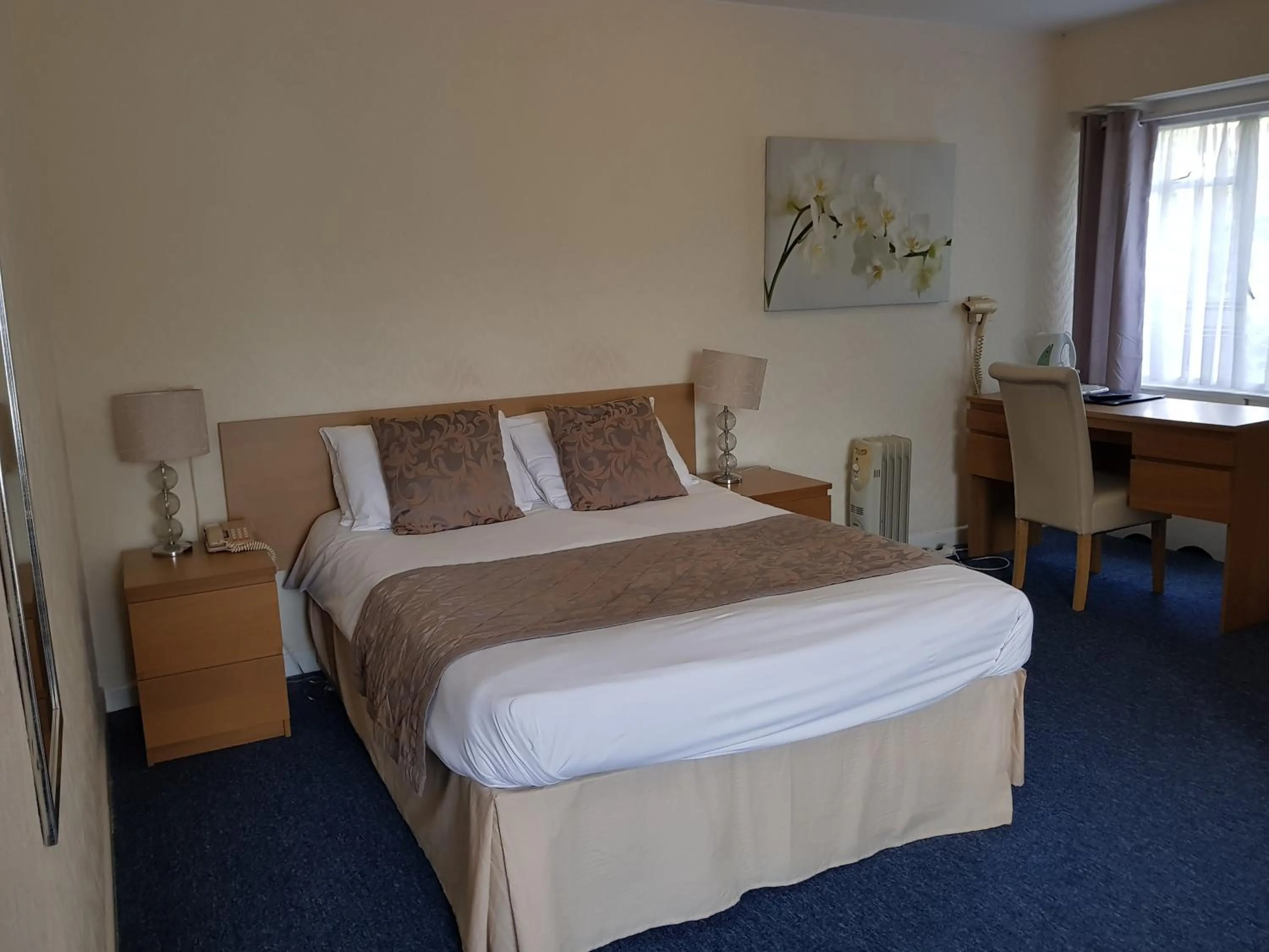 View (from property/room), Bed in Burley Court Hotel