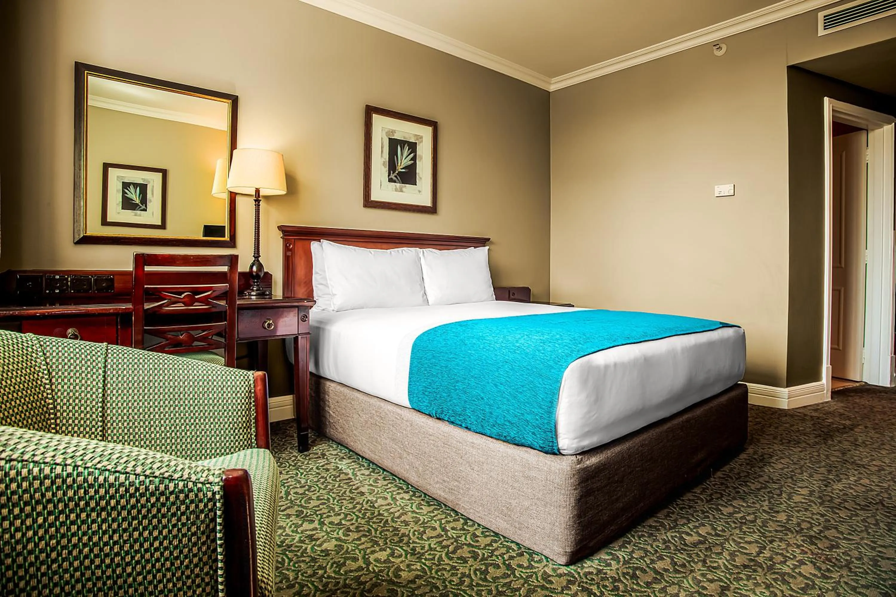 Bedroom, Bed in The Ridge Hotel