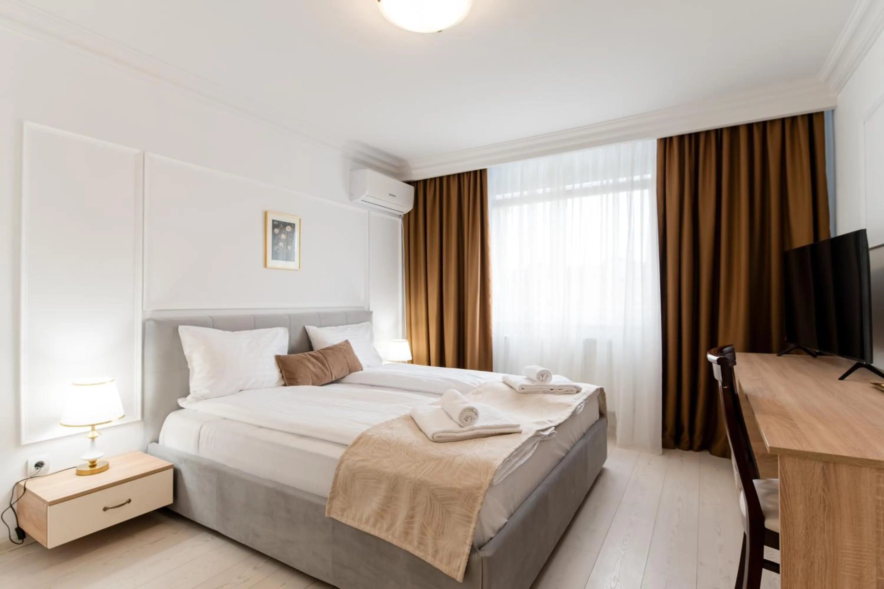 Bed in Hotel Royal Plaza By TimHotels