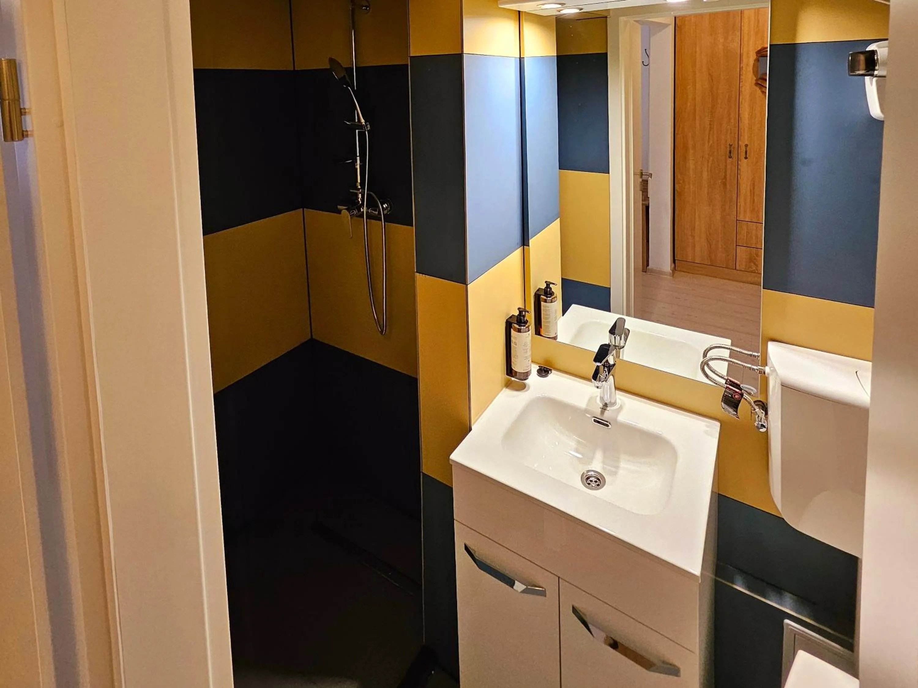 Bathroom in Hotel Royal Plaza By TimHotels