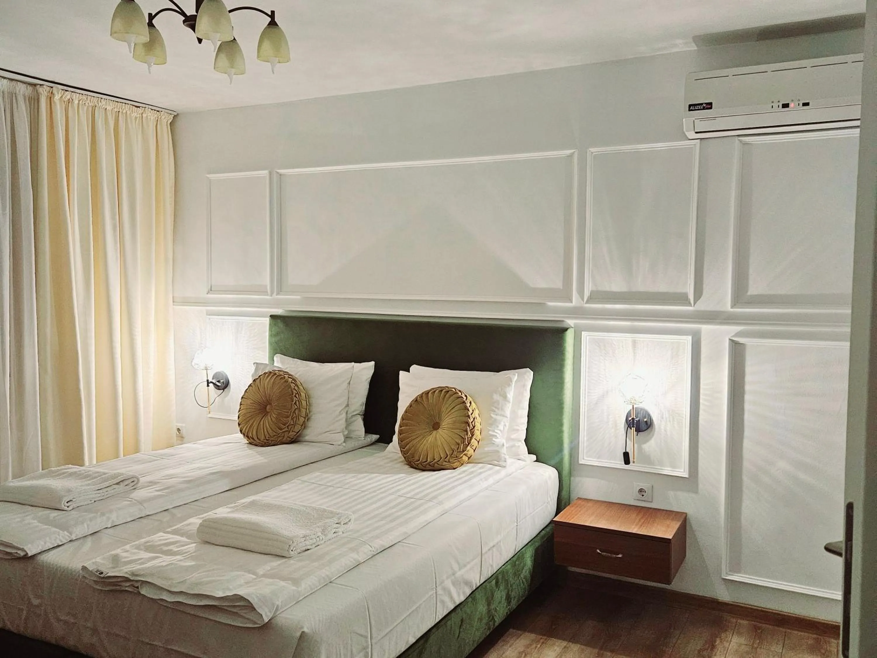 Bed in Hotel Royal Plaza By TimHotels