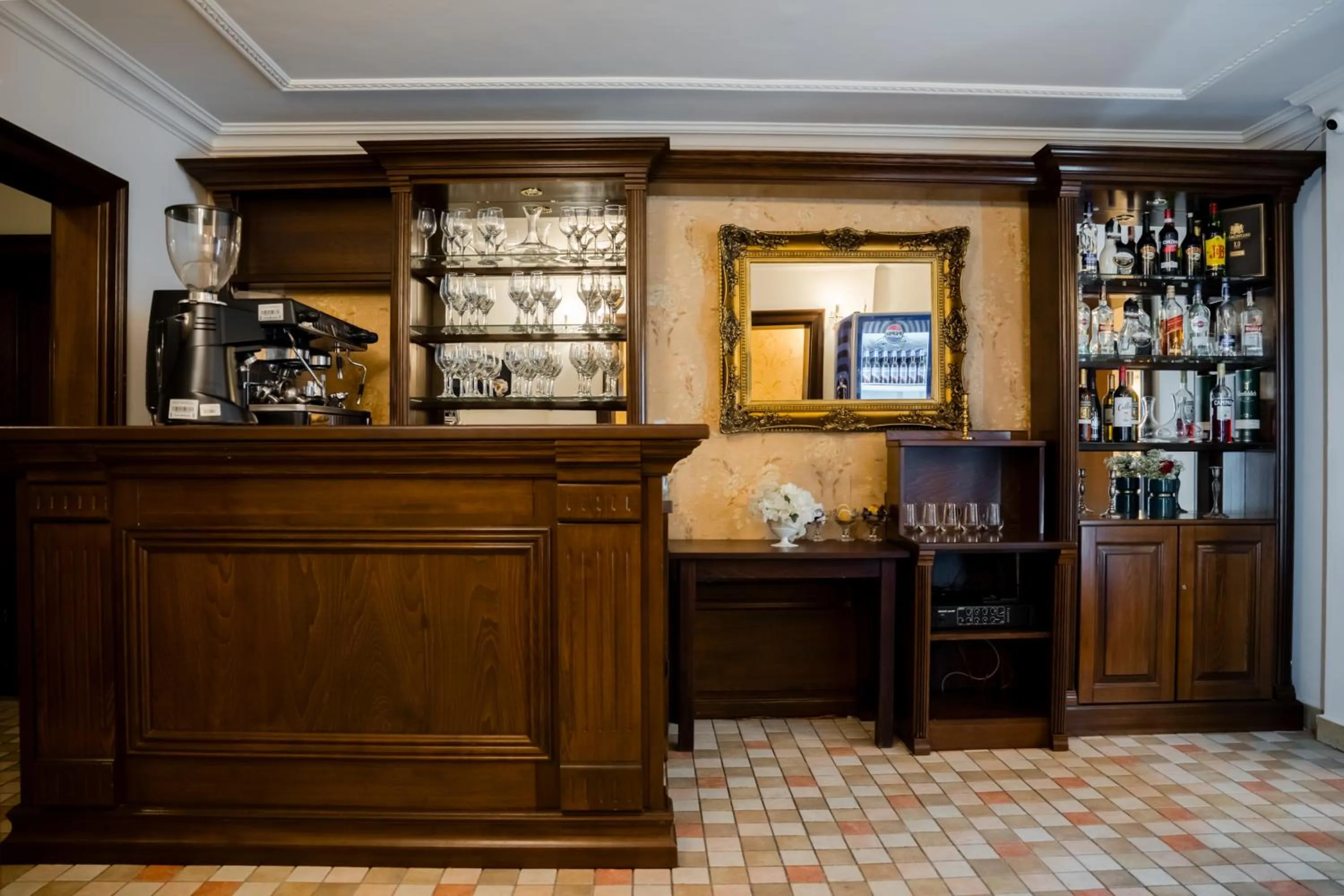 Lounge or bar in Hotel Royal Plaza By TimHotels