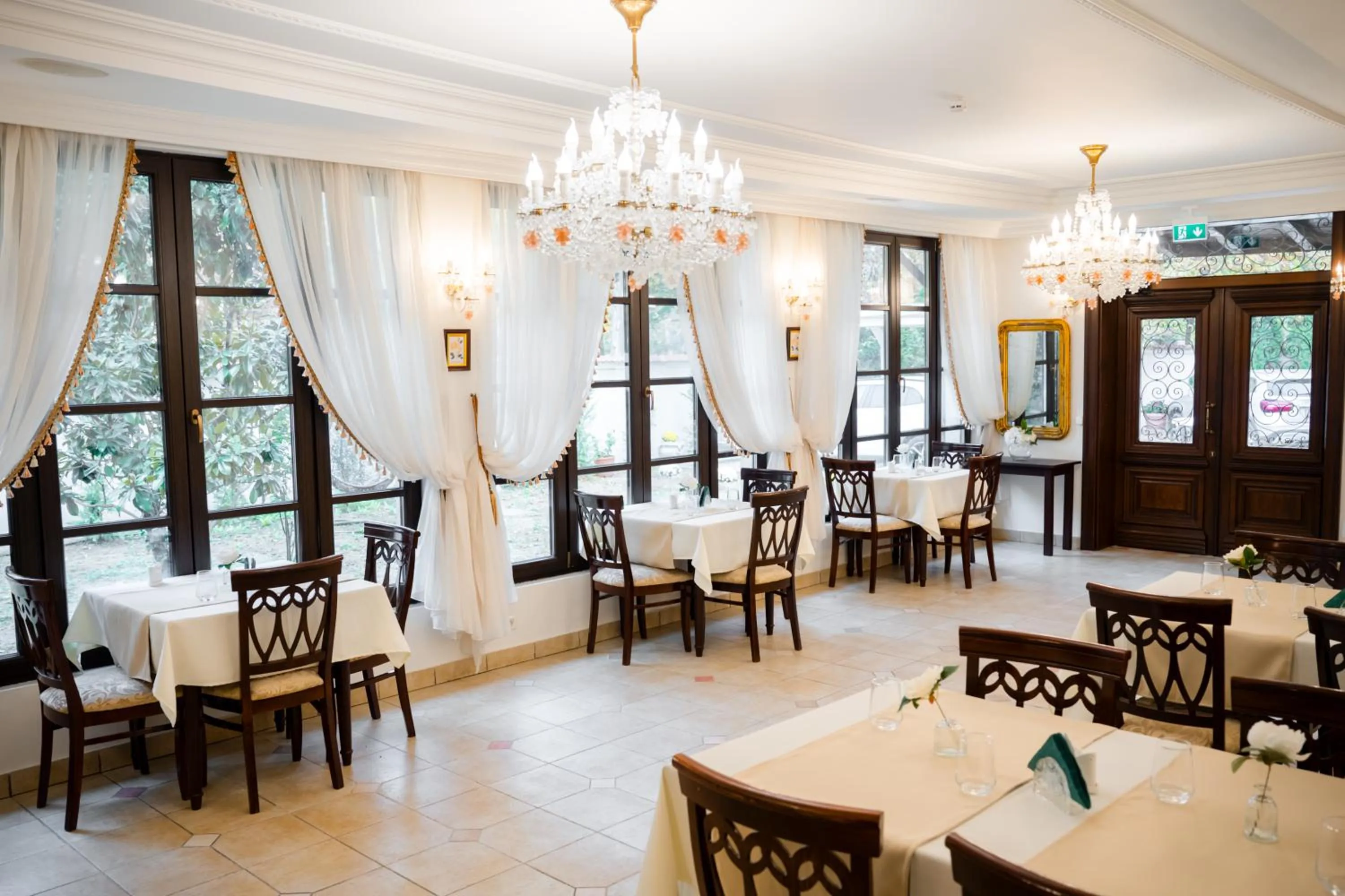 Restaurant/places to eat in Hotel Royal Plaza By TimHotels