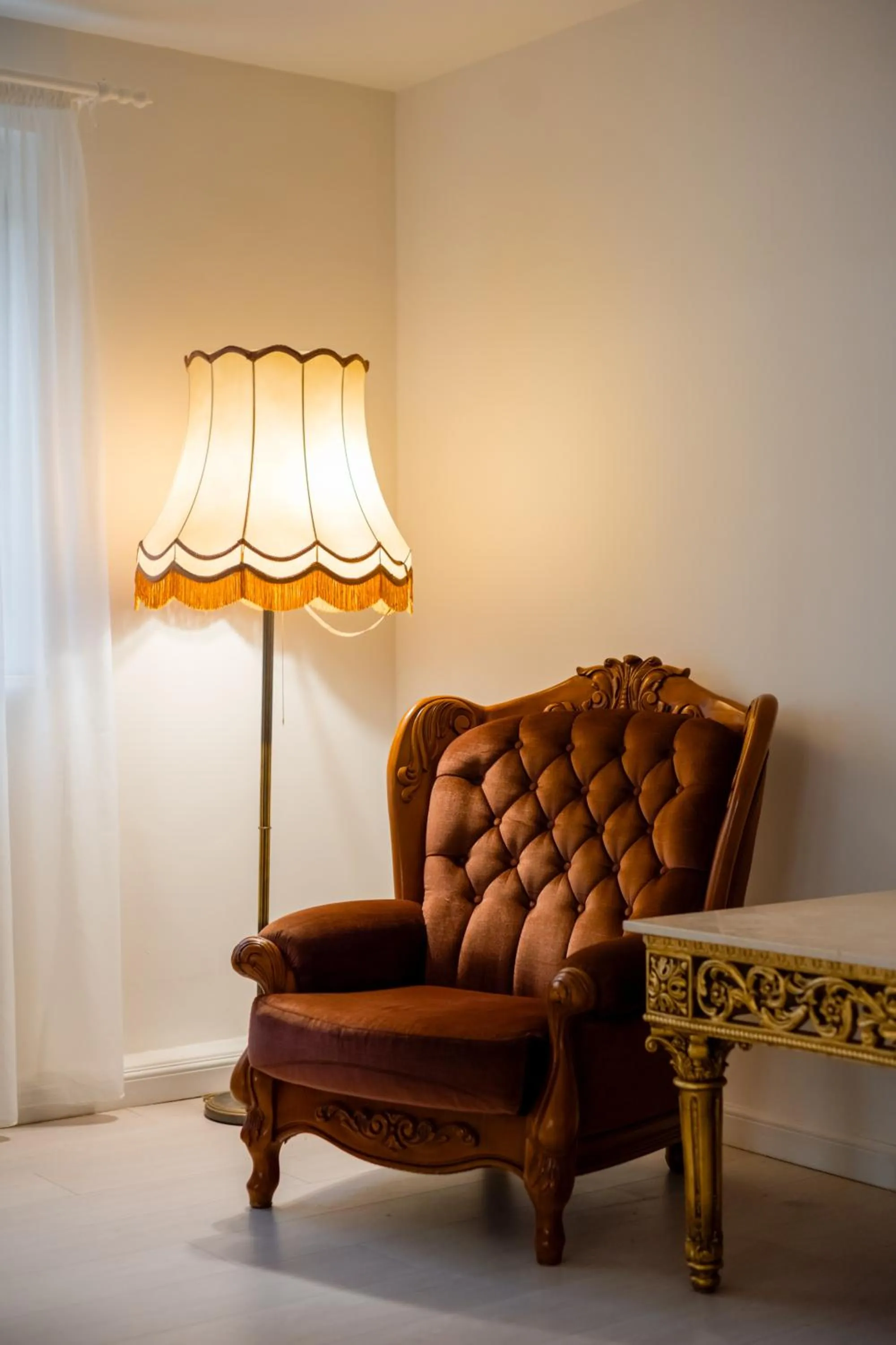 Communal lounge/ TV room in Hotel Royal Plaza By TimHotels