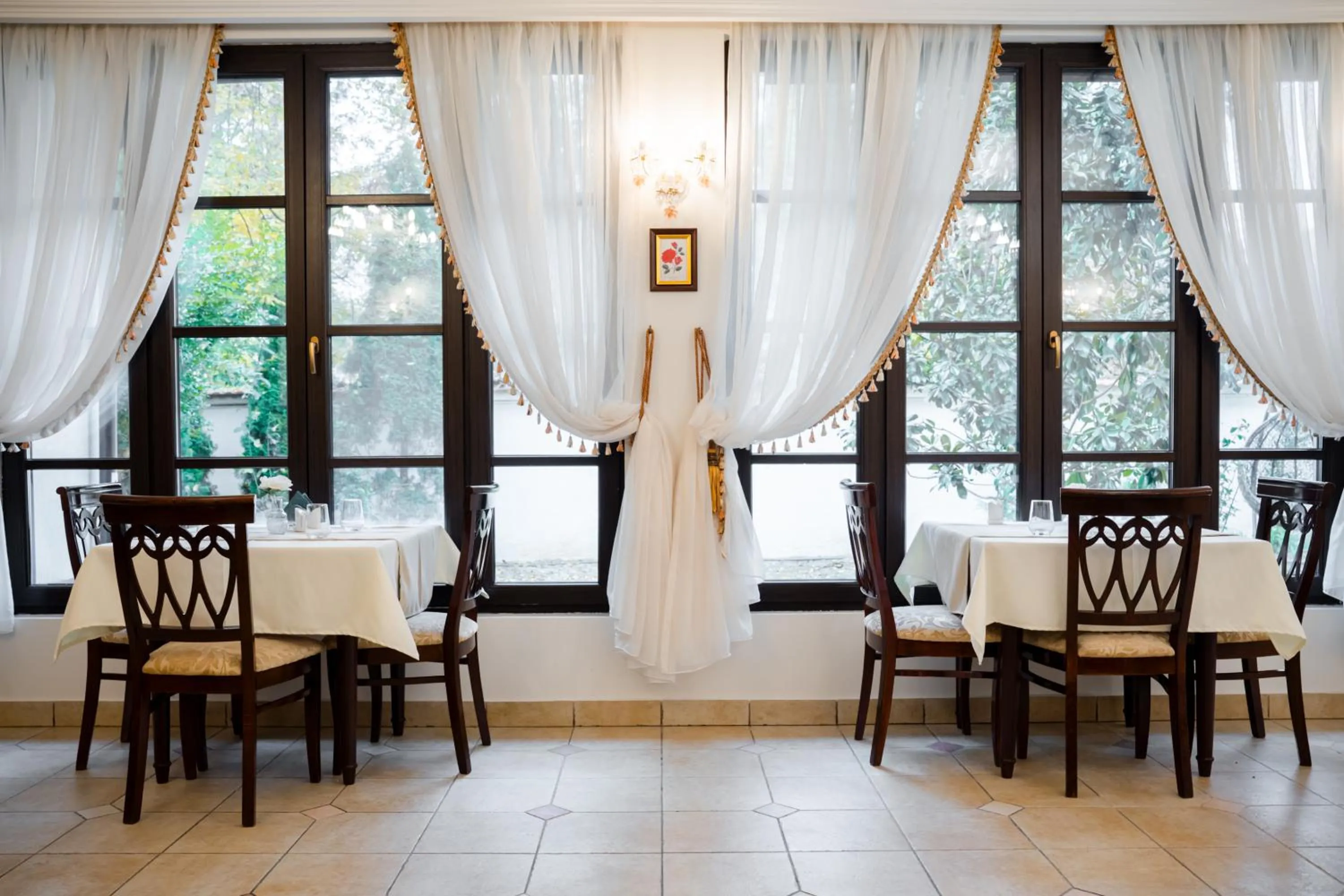 Restaurant/places to eat in Hotel Royal Plaza By TimHotels