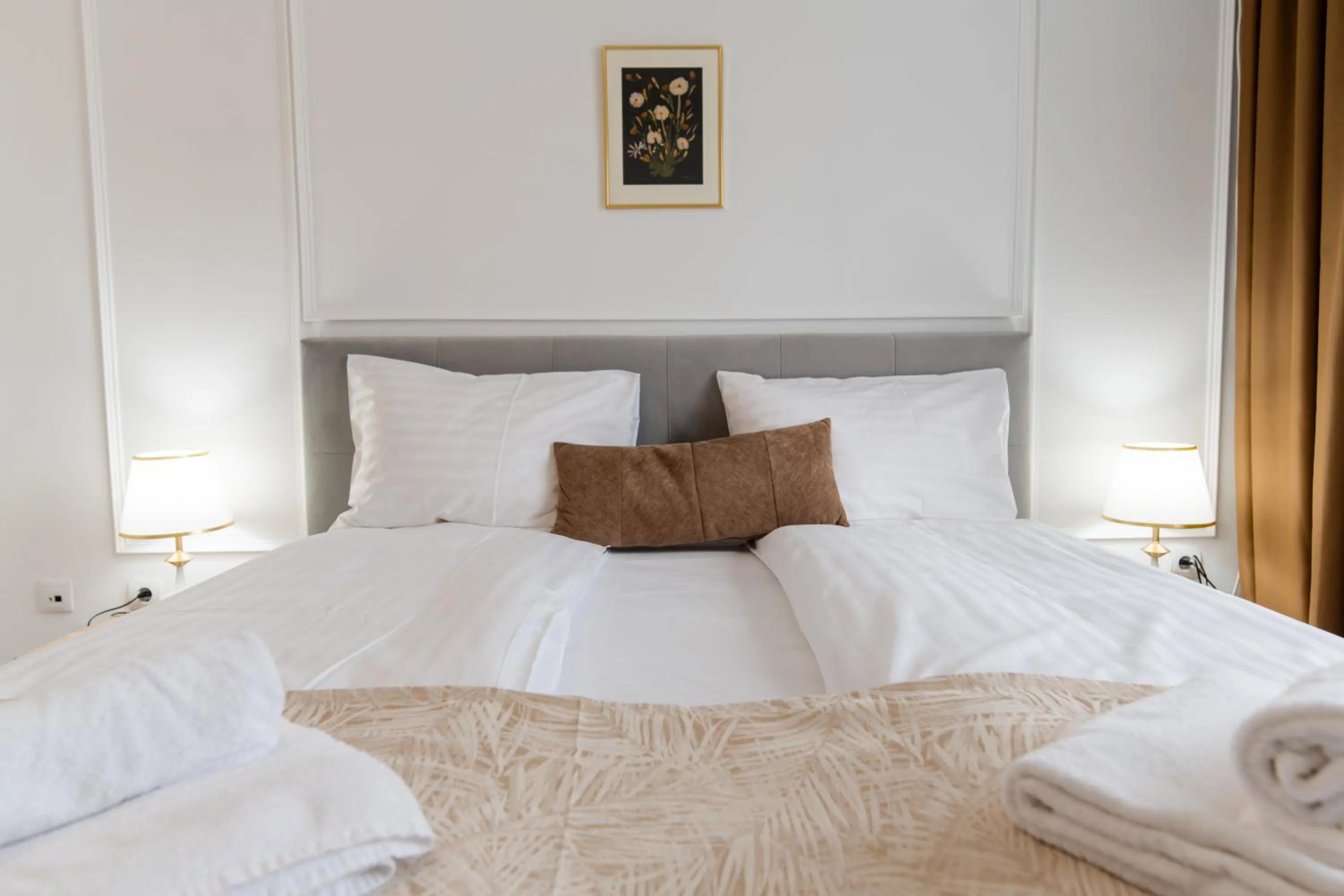 Bed in Hotel Royal Plaza By TimHotels