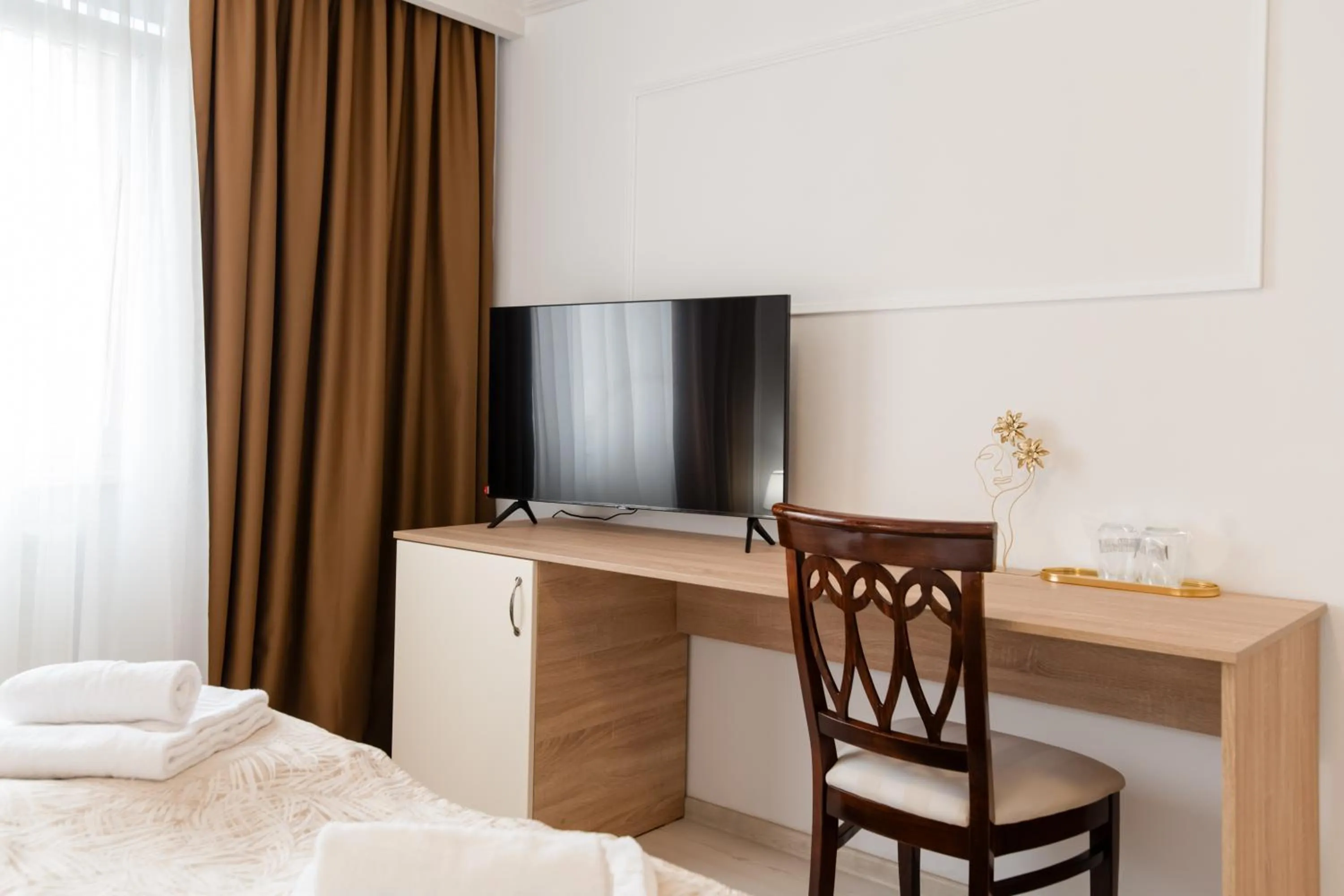 TV and multimedia, Bed in Hotel Royal Plaza By TimHotels