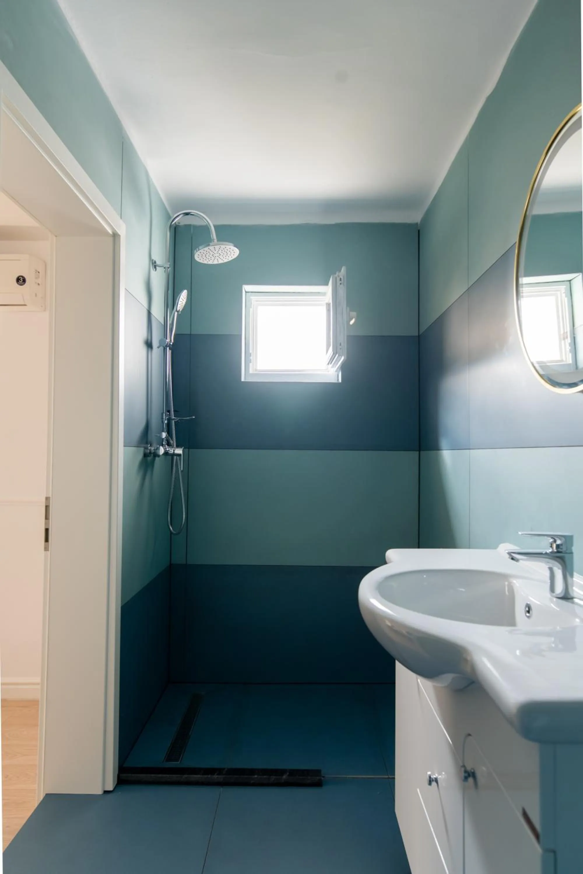 Shower in Hotel Royal Plaza By TimHotels