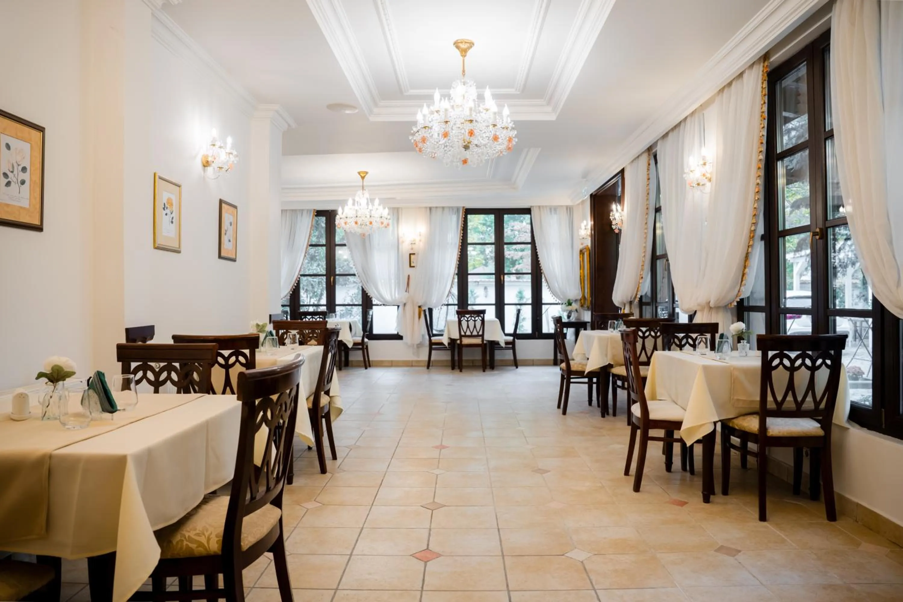 Restaurant/places to eat in Hotel Royal Plaza By TimHotels