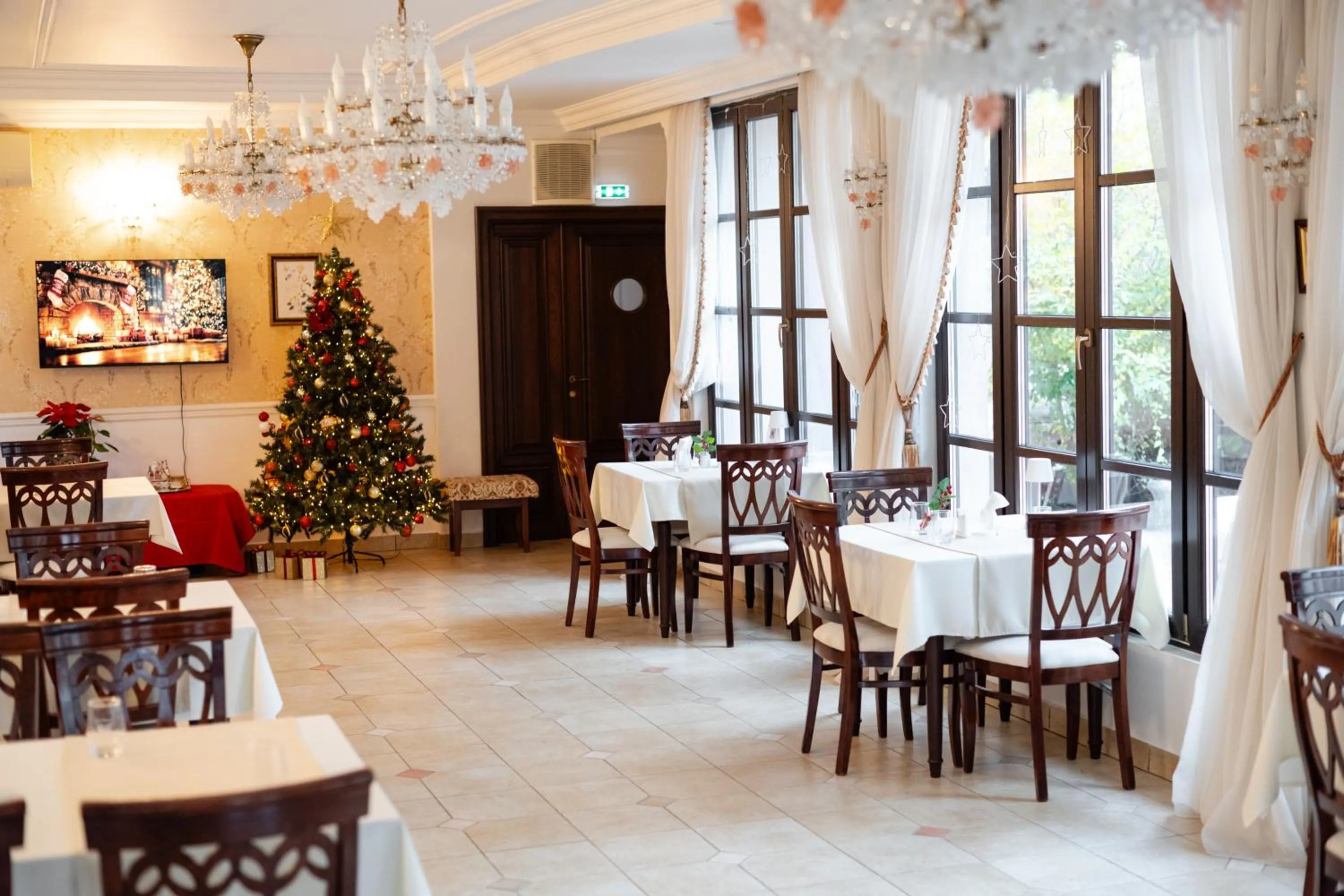Restaurant/places to eat in Hotel Royal Plaza By TimHotels