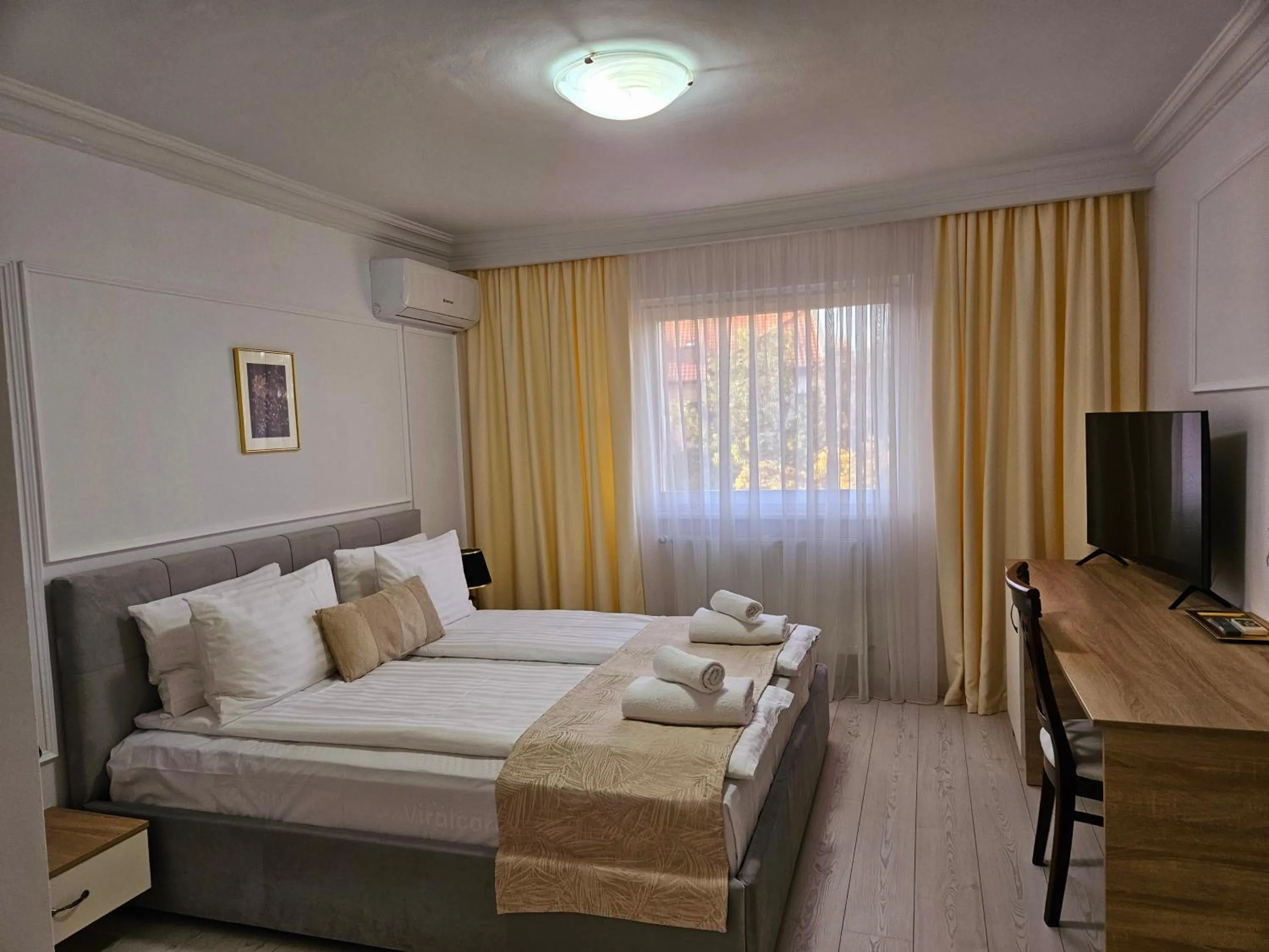 Communal lounge/ TV room, Bed in Hotel Royal Plaza By TimHotels