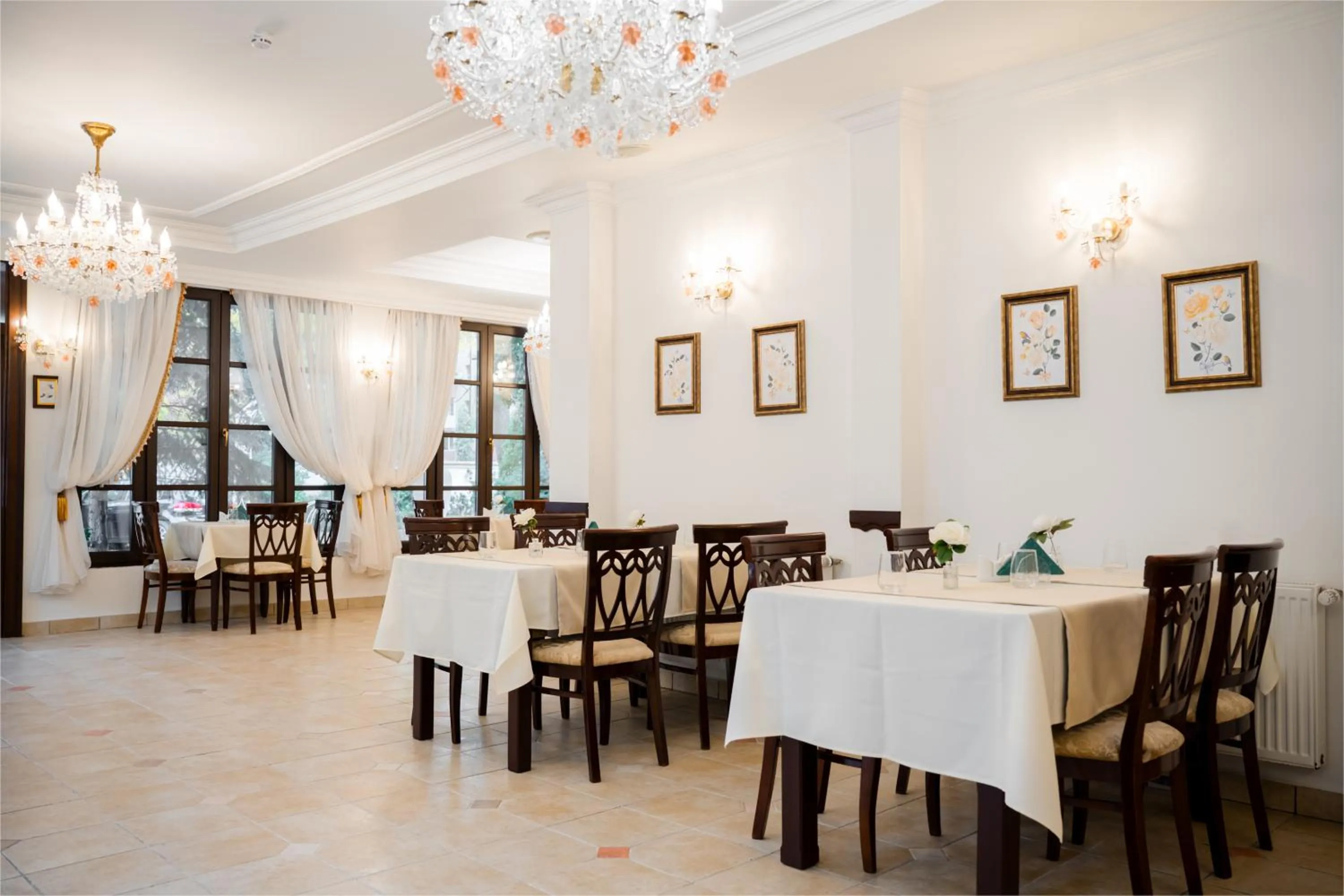 Restaurant/places to eat in Hotel Royal Plaza By TimHotels