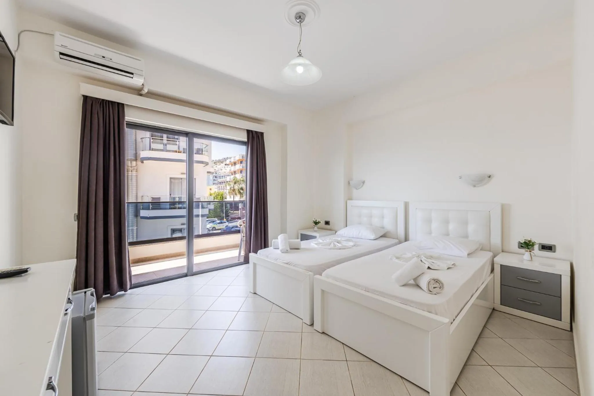Twin Room with Side Sea View in Hotel Kompleks Joni