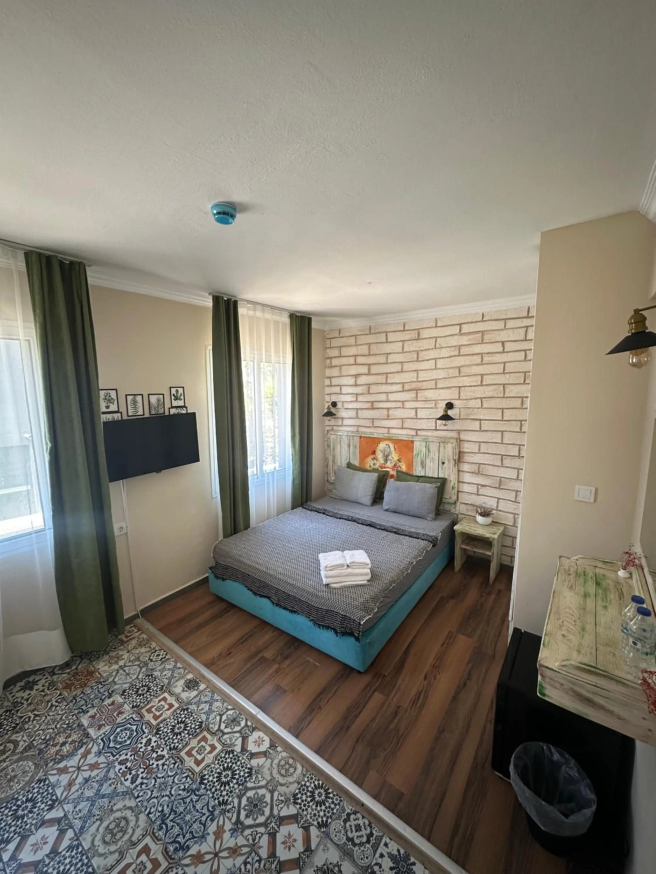 Living room, Bed in Kekik Alaçatı Otel