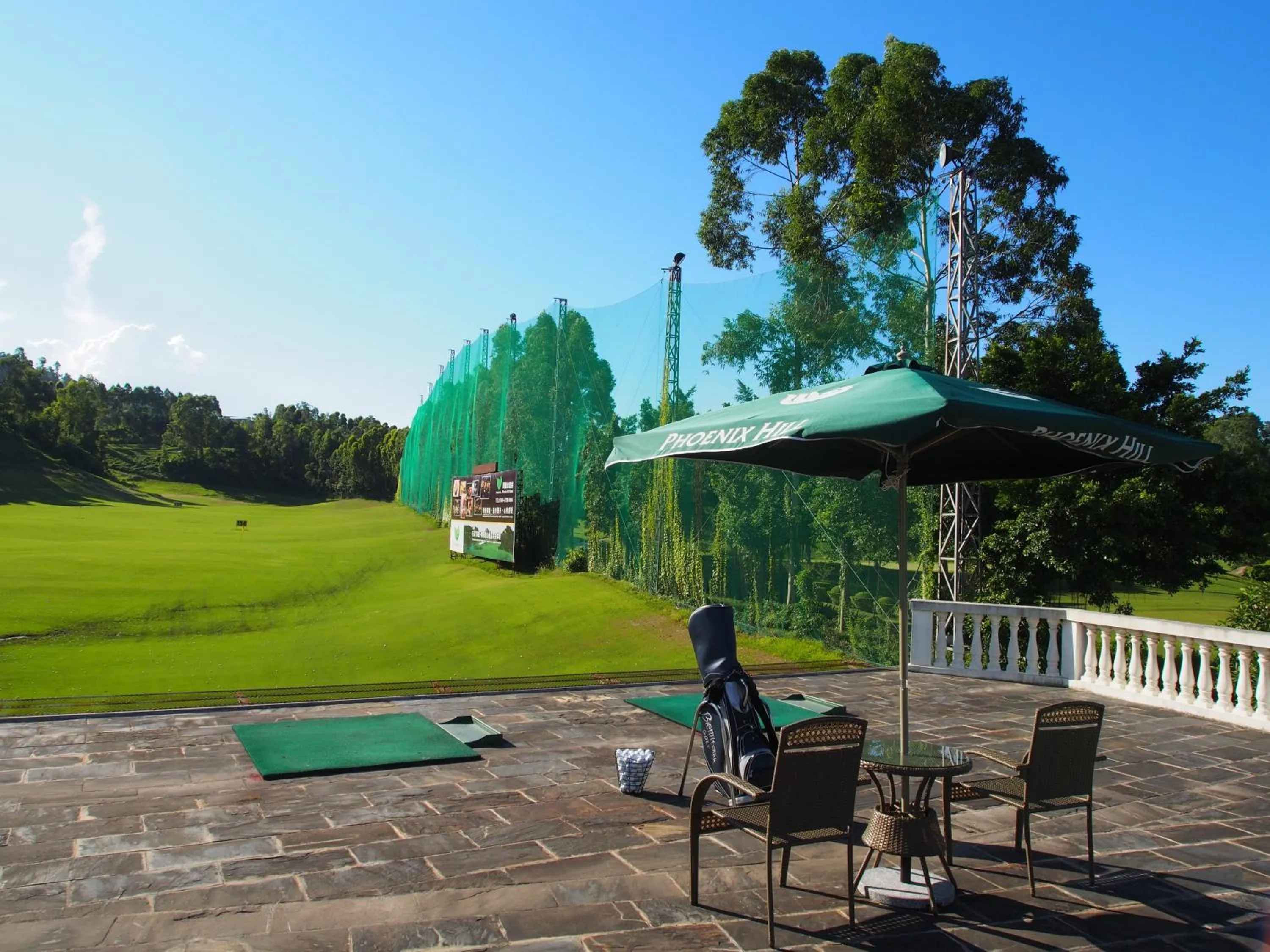 Golfcourse in Phoenix Hill Hotel Dongguan - Golf Course Shop