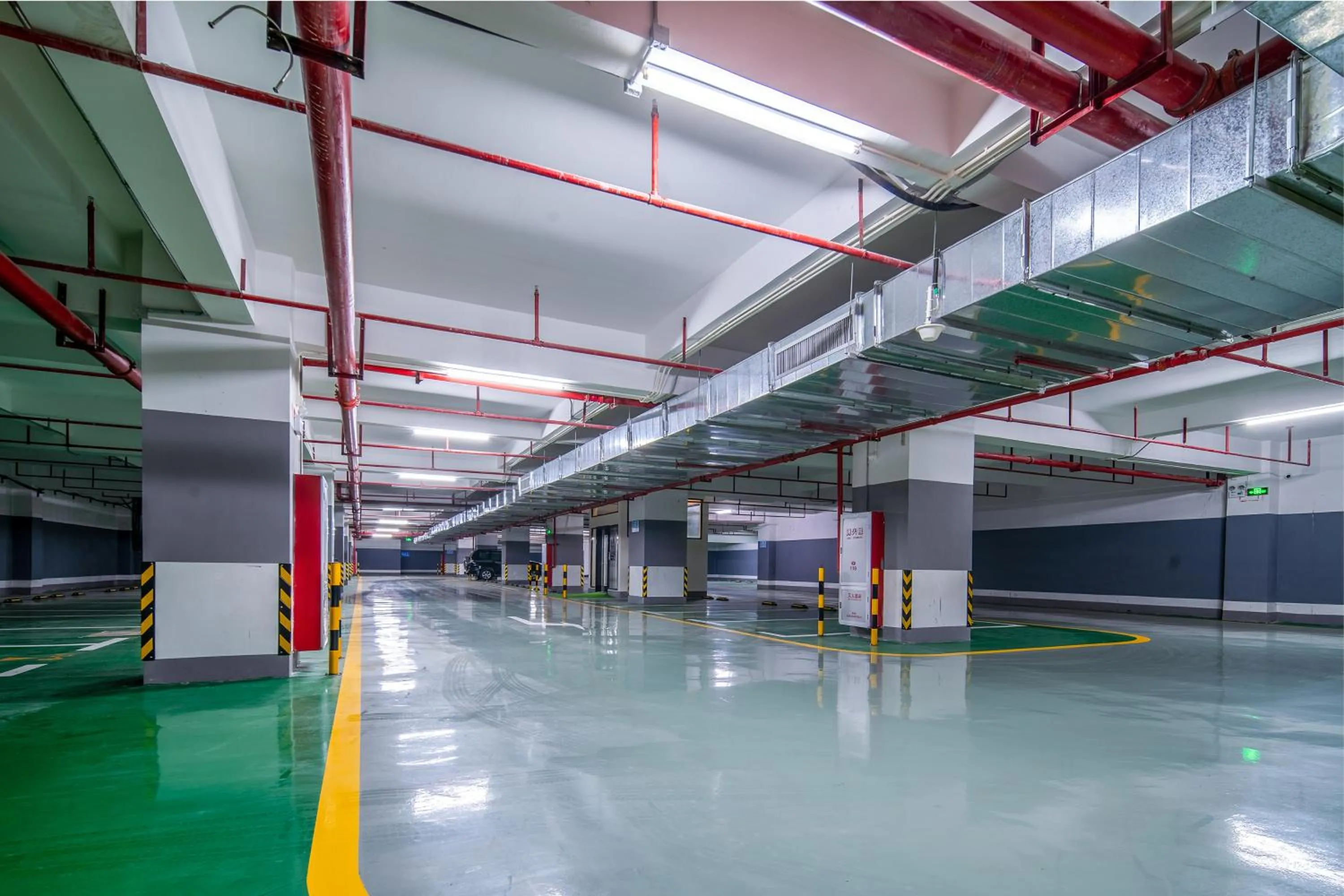 Parking in Phoenix Hill Hotel Dongguan - Golf Course Shop