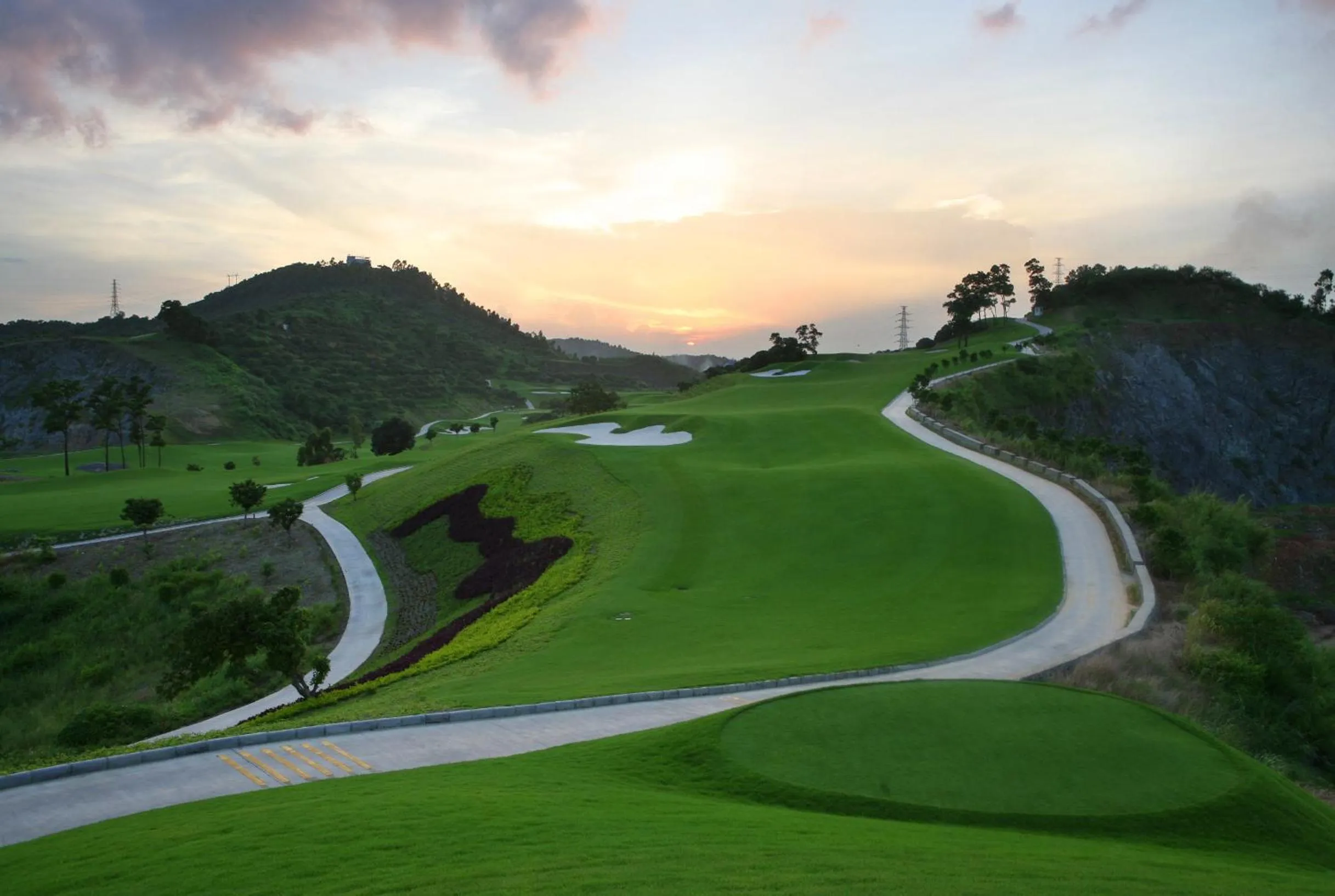 Golfcourse in Phoenix Hill Hotel Dongguan - Golf Course Shop