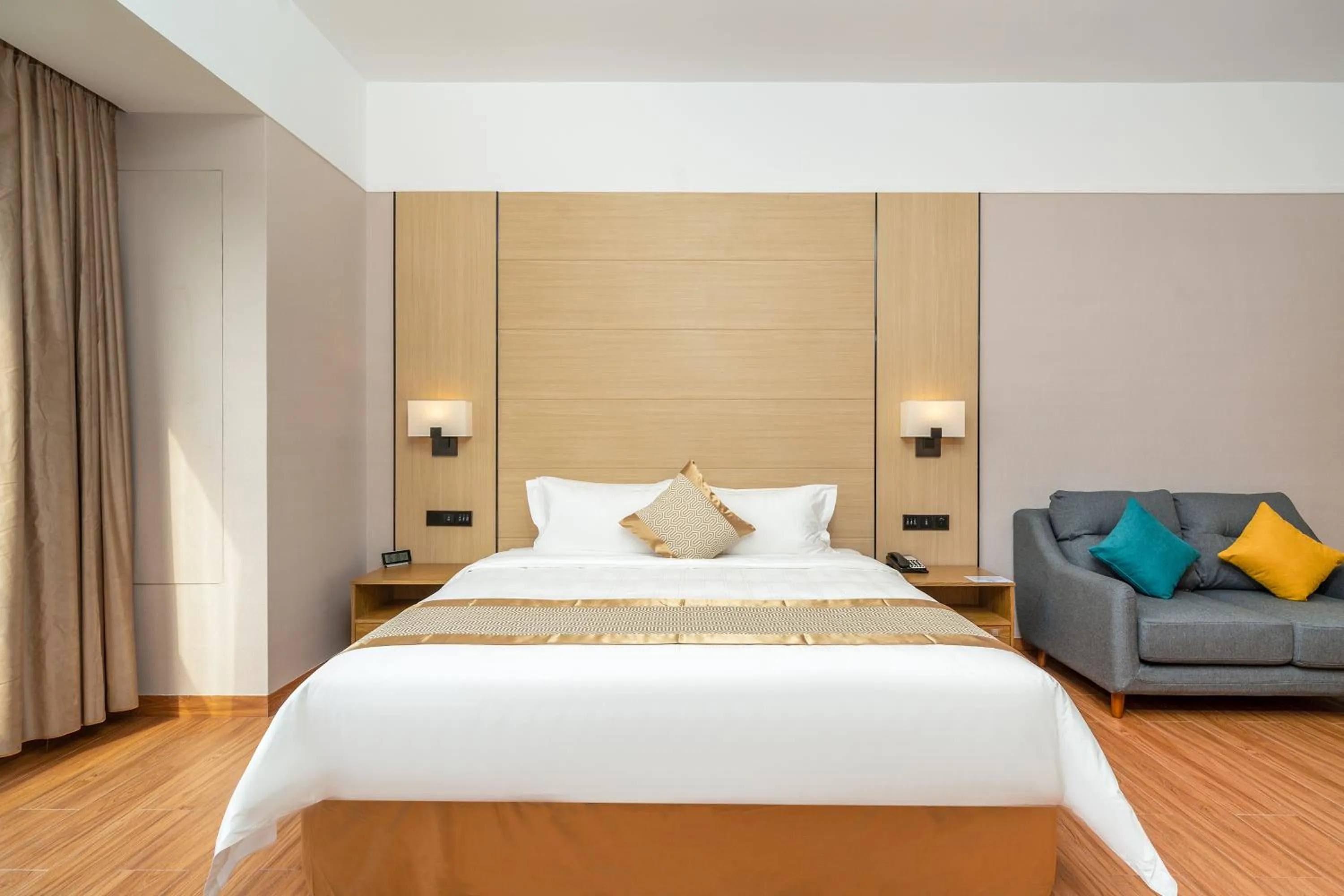 Bedroom in Phoenix Hill Hotel Dongguan - Golf Course Shop