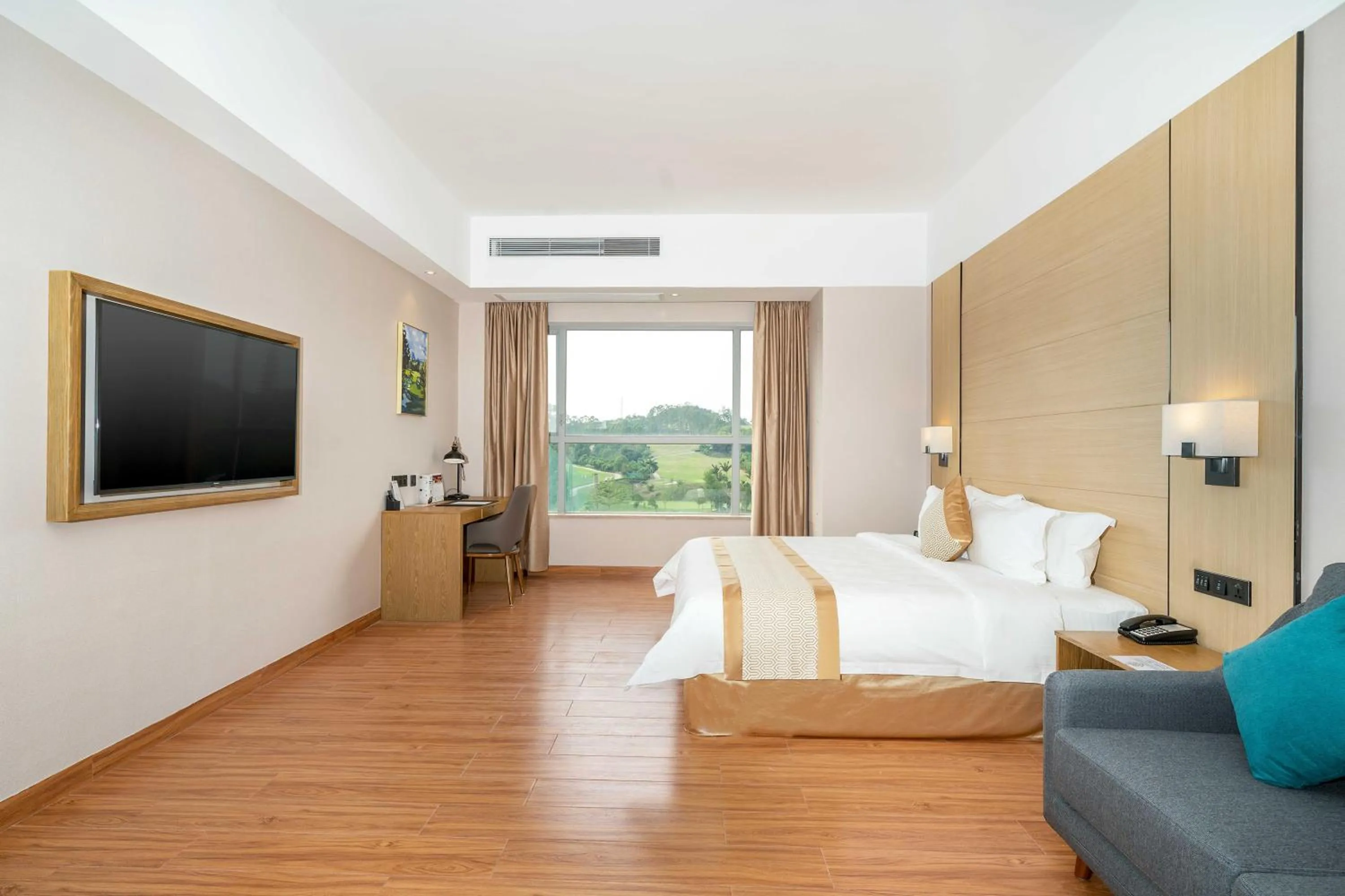 Bedroom in Phoenix Hill Hotel Dongguan - Golf Course Shop