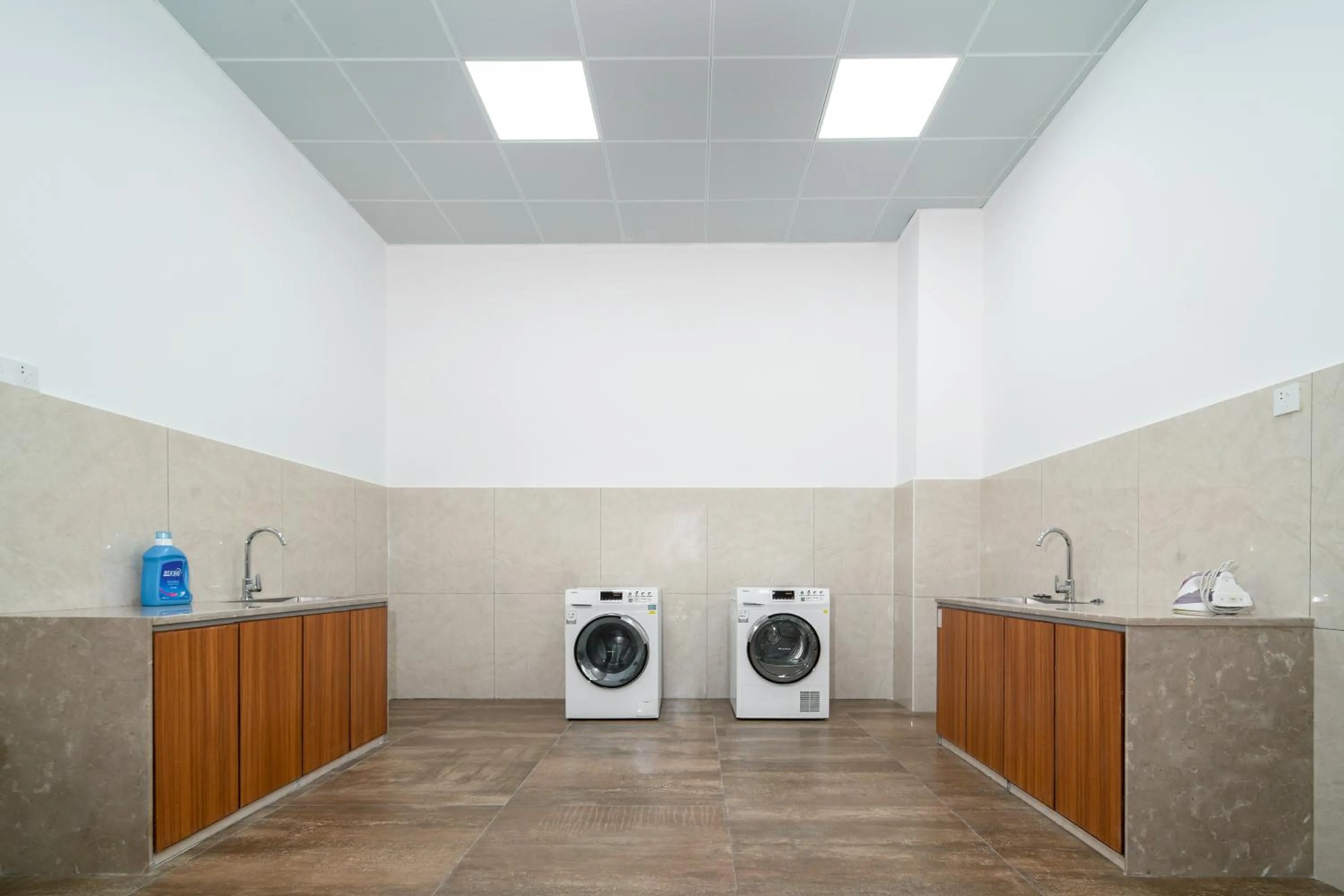 washing machine in Phoenix Hill Hotel Dongguan - Golf Course Shop