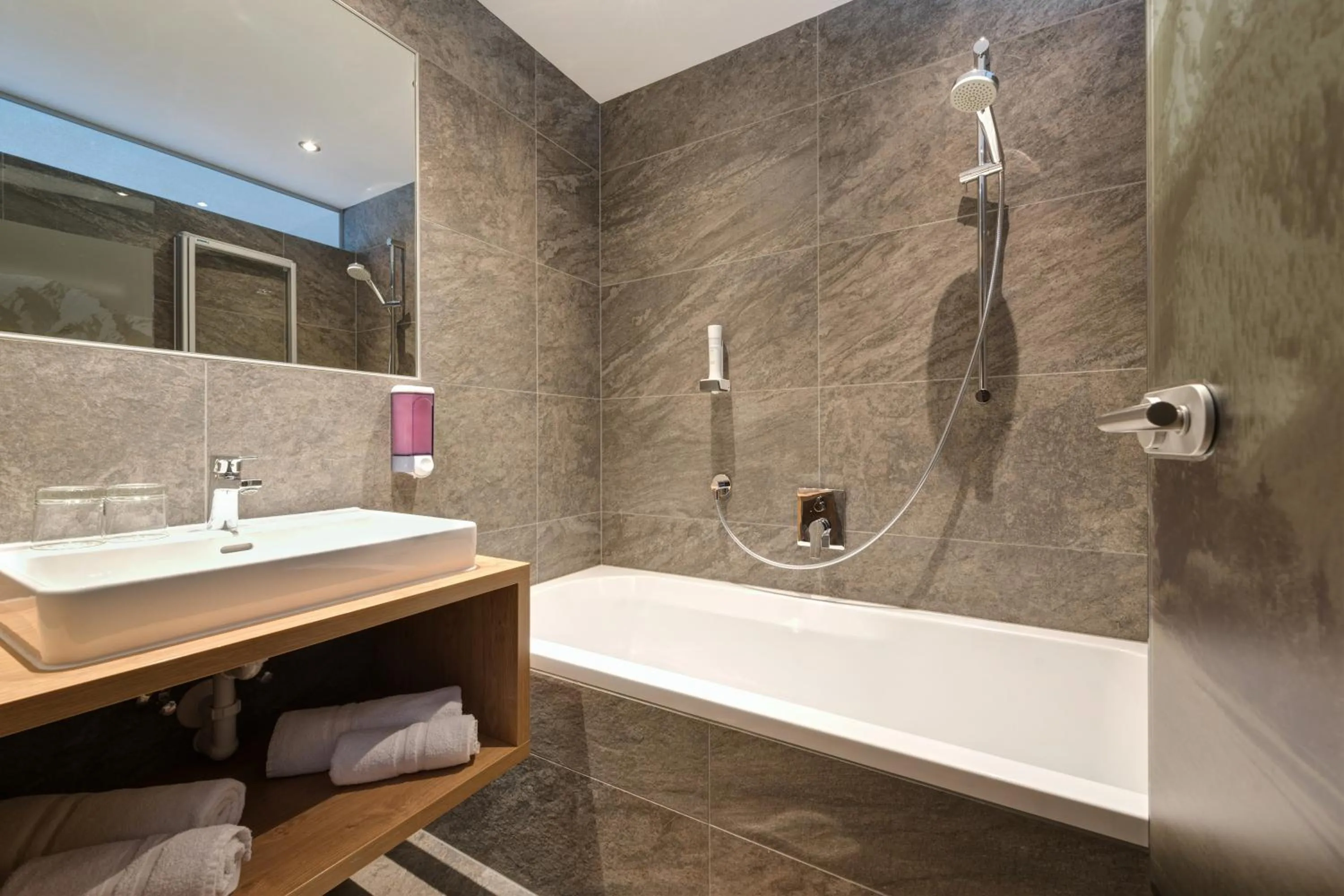 Bathroom in Hotel Enzian Paznaun