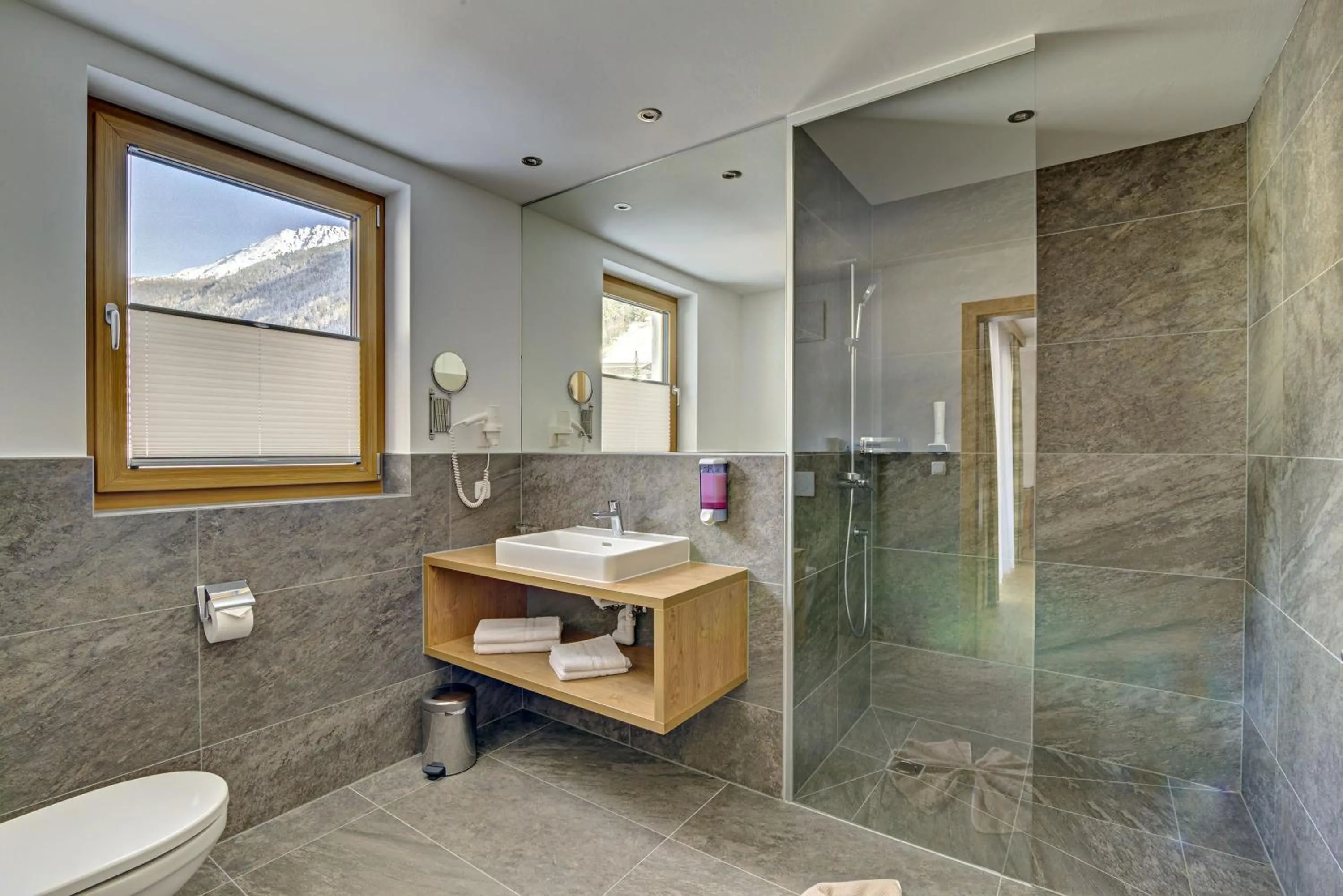 Bathroom in Hotel Enzian Paznaun