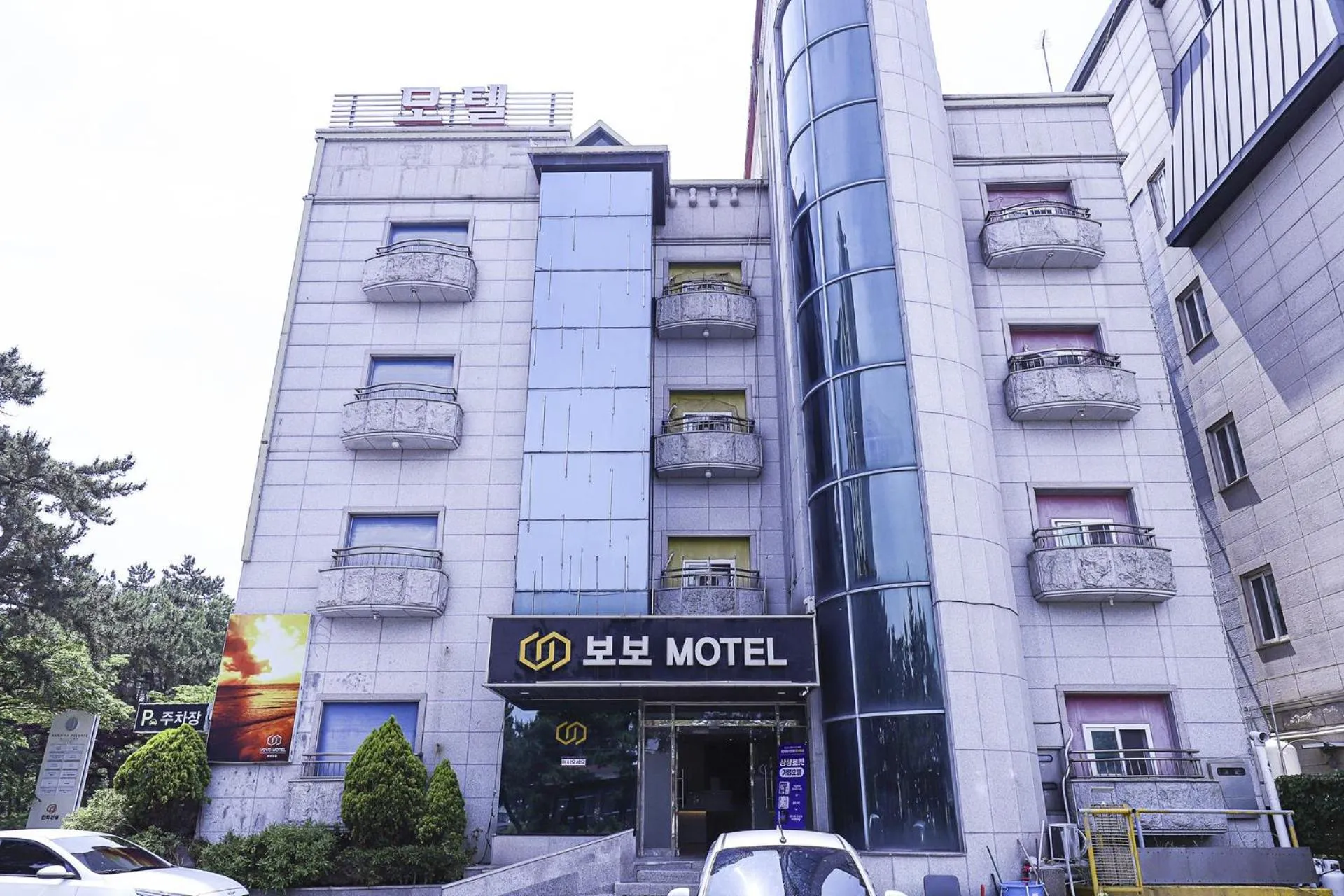 Facade/entrance in Vovo Hotel