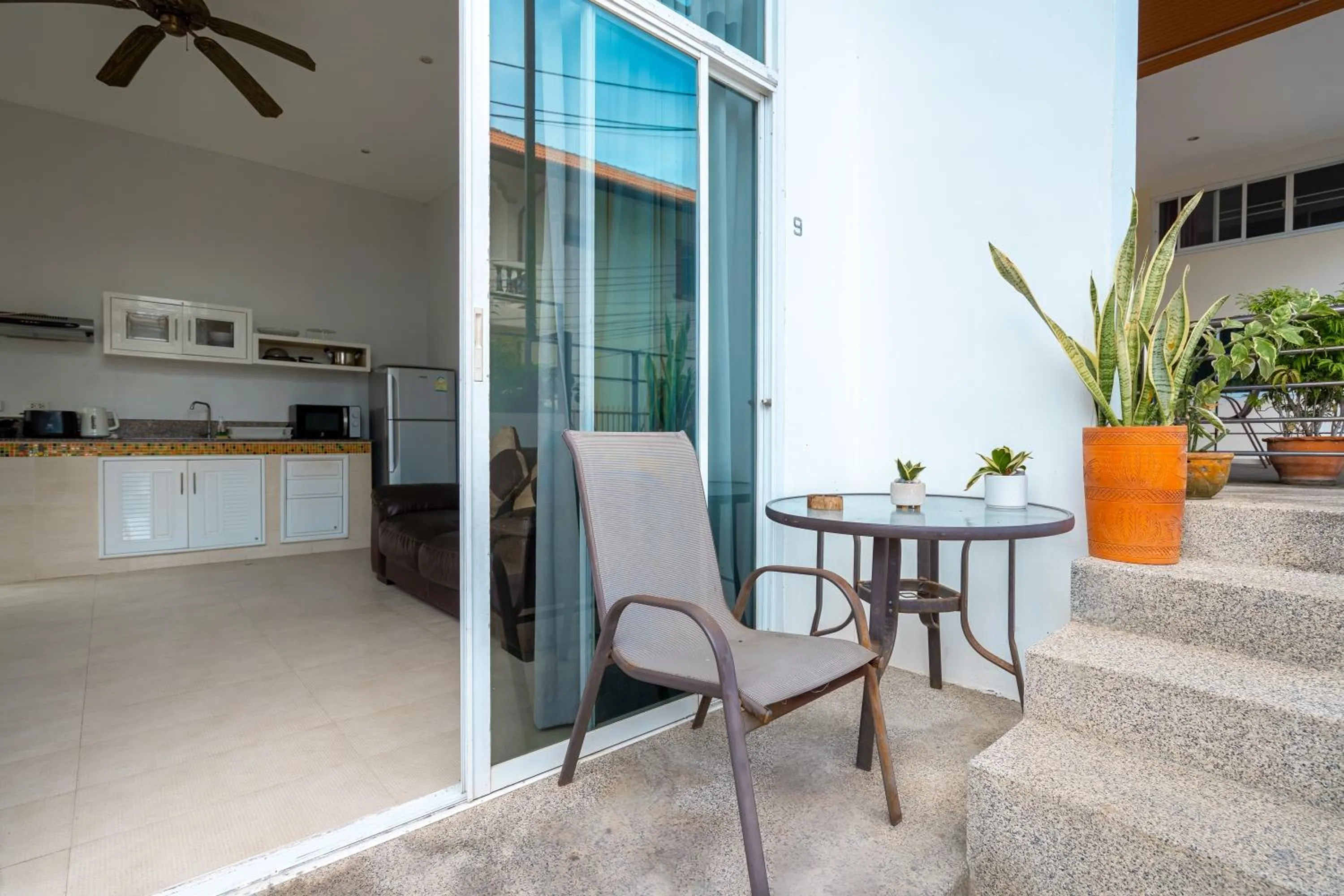 Seating area in Hillside Seaview Residence