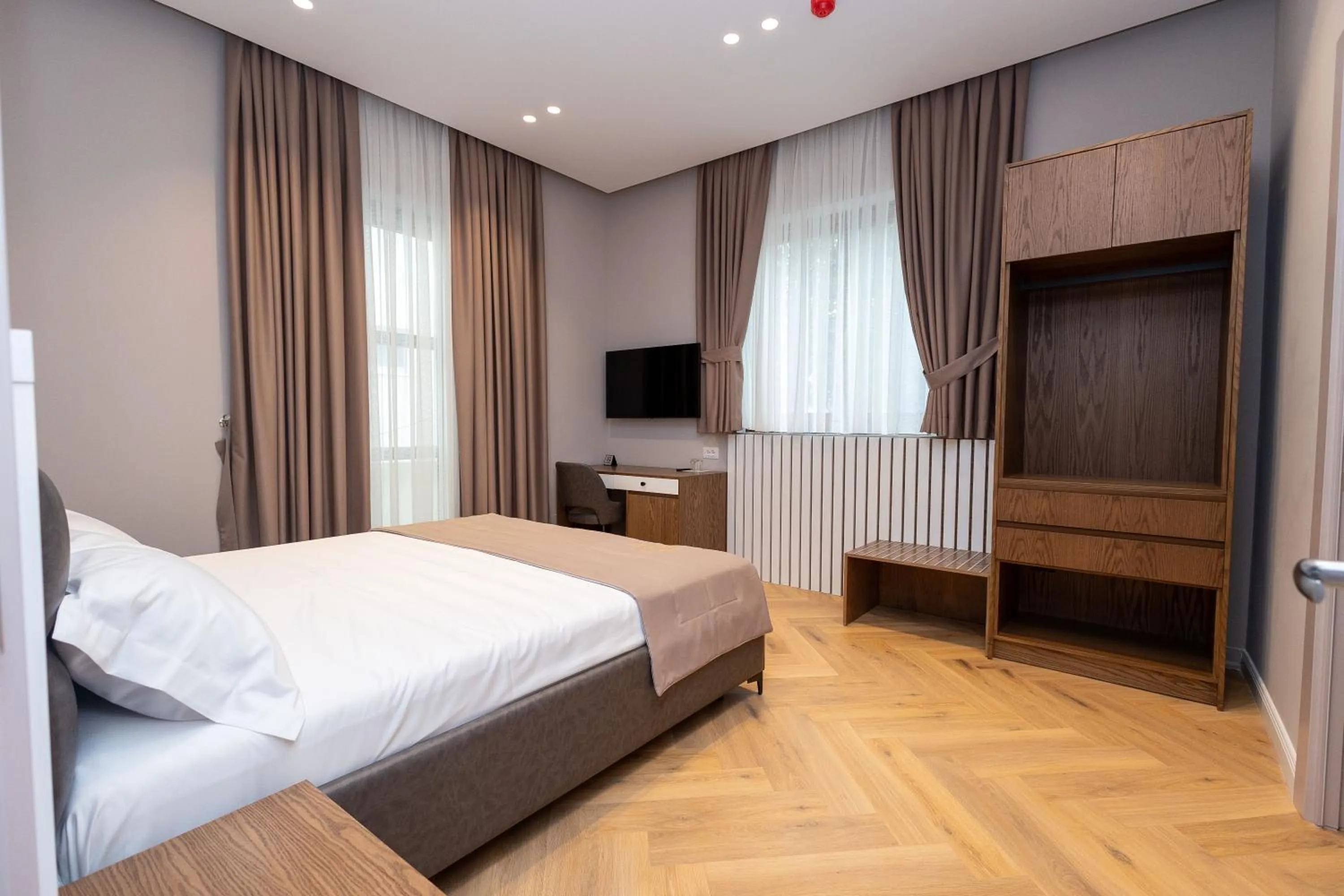 wardrobe, Bed in Hotel Vila 101-New Bazaar