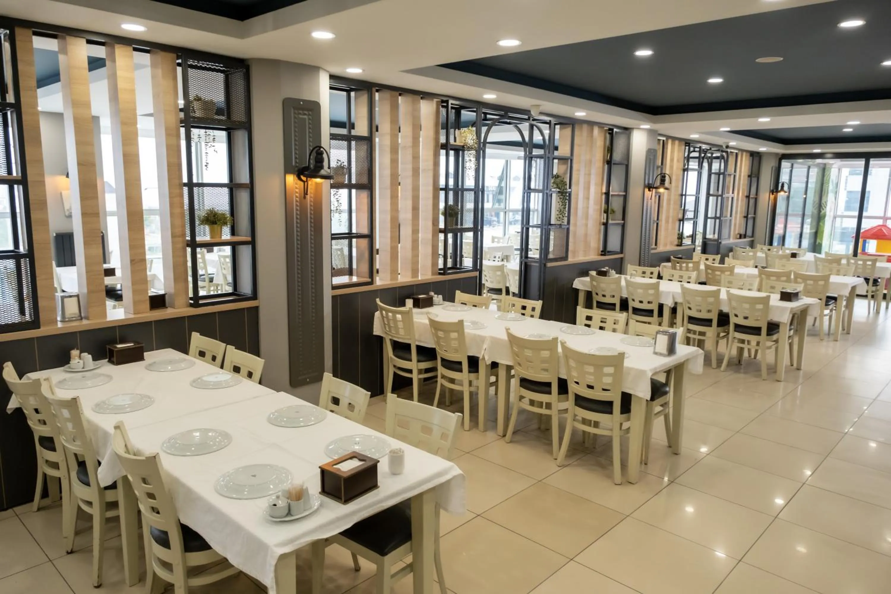 Restaurant/places to eat in Ren Business Hotel