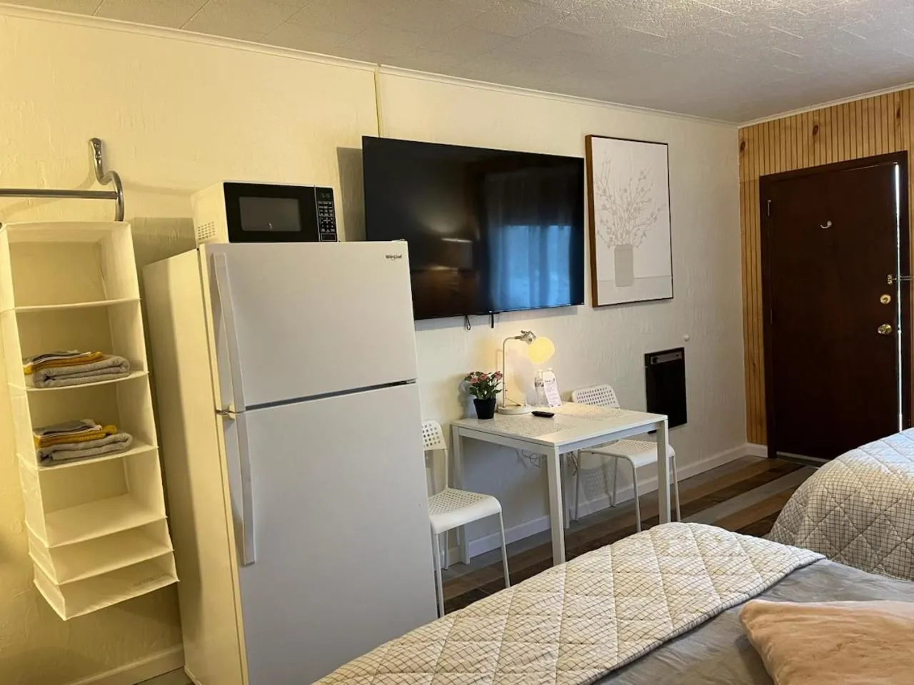 Bed in High Point Mountain Motel