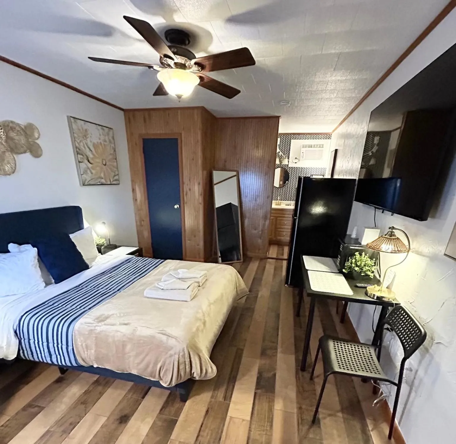 Bed in High Point Mountain Motel