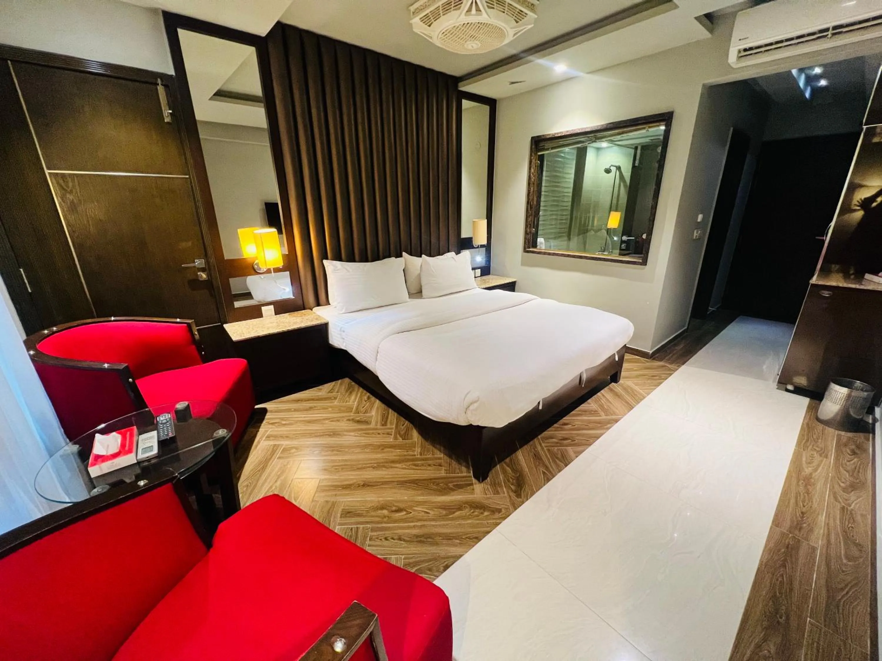 Bath, Bed in Lahore Continental Hotel