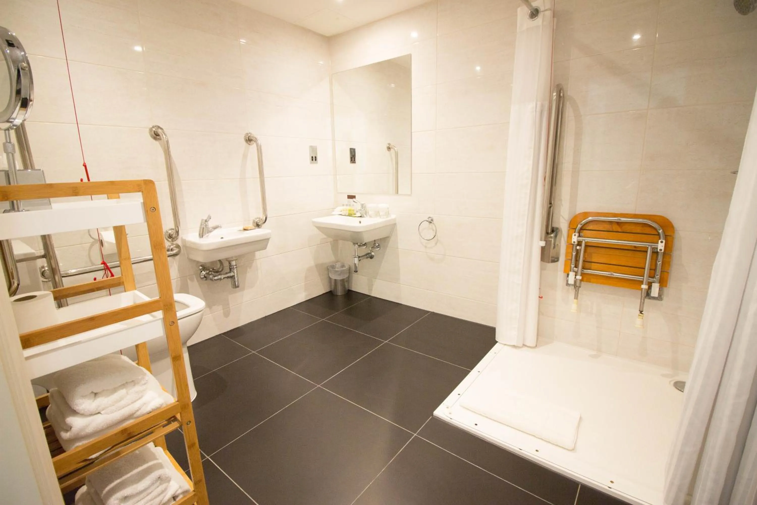 Shower in DoubleTree by Hilton Hotel & Spa Liverpool