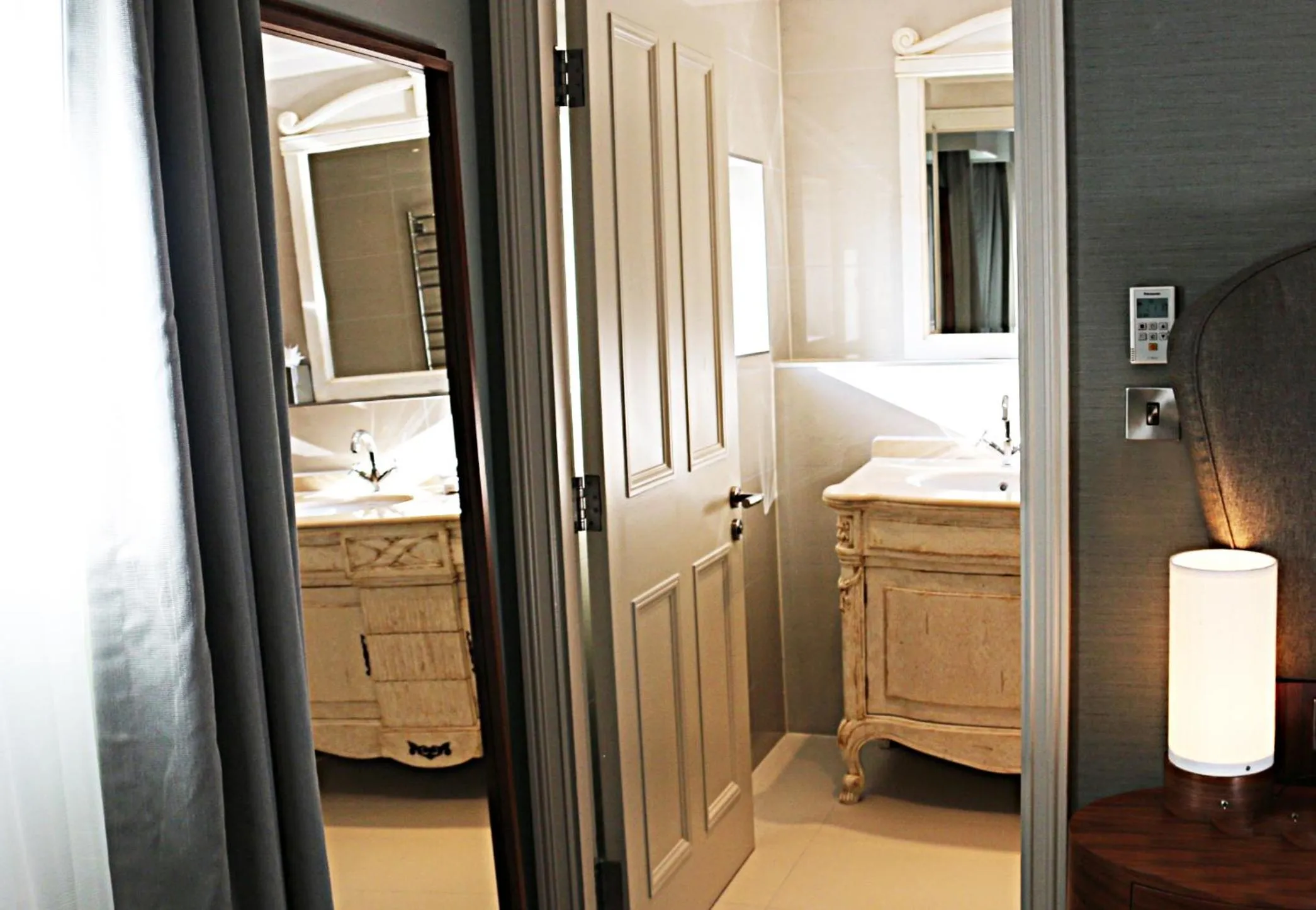 Bathroom, Bed in DoubleTree by Hilton Hotel & Spa Liverpool